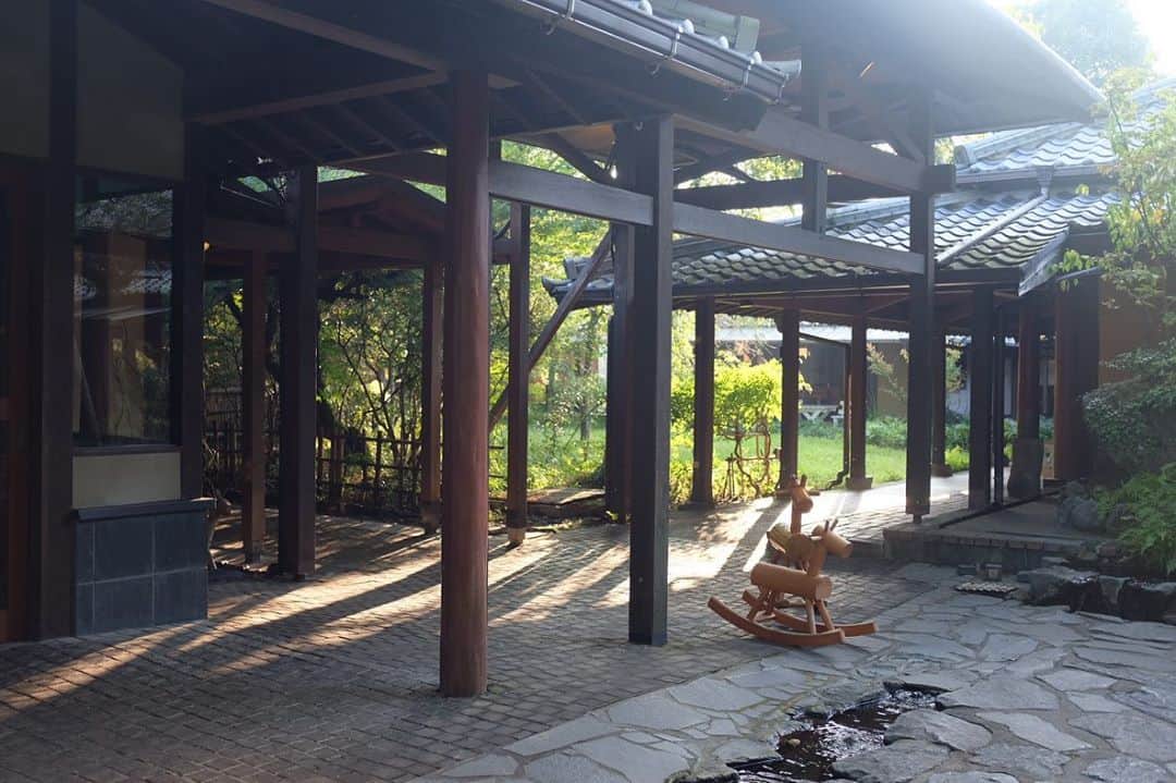 舞川あいくさんのインスタグラム写真 - (舞川あいくInstagram)「🕊湯布院 玉の湯🕊  湯布院御三家の「亀の井 別荘「山荘 無量塔」、 そして「由布院玉の湯」。  楽しみにしていた３名宿。 すべてが素朴で懐かしくて古里に帰ってきたような ゆっくりと流れる時間。 思わず童心に帰ってしまう場所 大人になるとこういう場所が愛しく感じるなぁ。  . #温泉 #由布院玉の湯 #湯布院御三家 #travel #vacation #onsen」8月21日 15時01分 - aiku_0817__