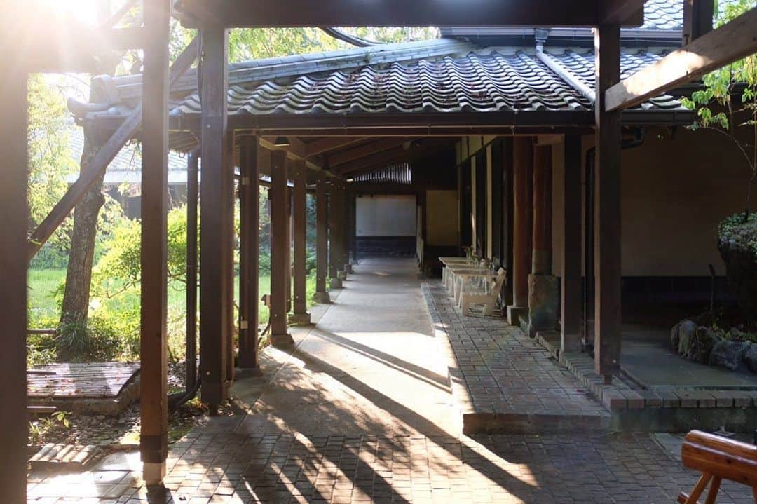 舞川あいくさんのインスタグラム写真 - (舞川あいくInstagram)「🕊湯布院 玉の湯🕊  湯布院御三家の「亀の井 別荘「山荘 無量塔」、 そして「由布院玉の湯」。  楽しみにしていた３名宿。 すべてが素朴で懐かしくて古里に帰ってきたような ゆっくりと流れる時間。 思わず童心に帰ってしまう場所 大人になるとこういう場所が愛しく感じるなぁ。  . #温泉 #由布院玉の湯 #湯布院御三家 #travel #vacation #onsen」8月21日 15時01分 - aiku_0817__