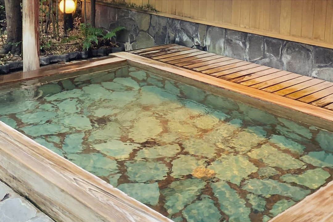 舞川あいくさんのインスタグラム写真 - (舞川あいくInstagram)「🕊湯布院 玉の湯🕊  湯布院御三家の「亀の井 別荘「山荘 無量塔」、 そして「由布院玉の湯」。  楽しみにしていた３名宿。 すべてが素朴で懐かしくて古里に帰ってきたような ゆっくりと流れる時間。 思わず童心に帰ってしまう場所 大人になるとこういう場所が愛しく感じるなぁ。  . #温泉 #由布院玉の湯 #湯布院御三家 #travel #vacation #onsen」8月21日 15時01分 - aiku_0817__