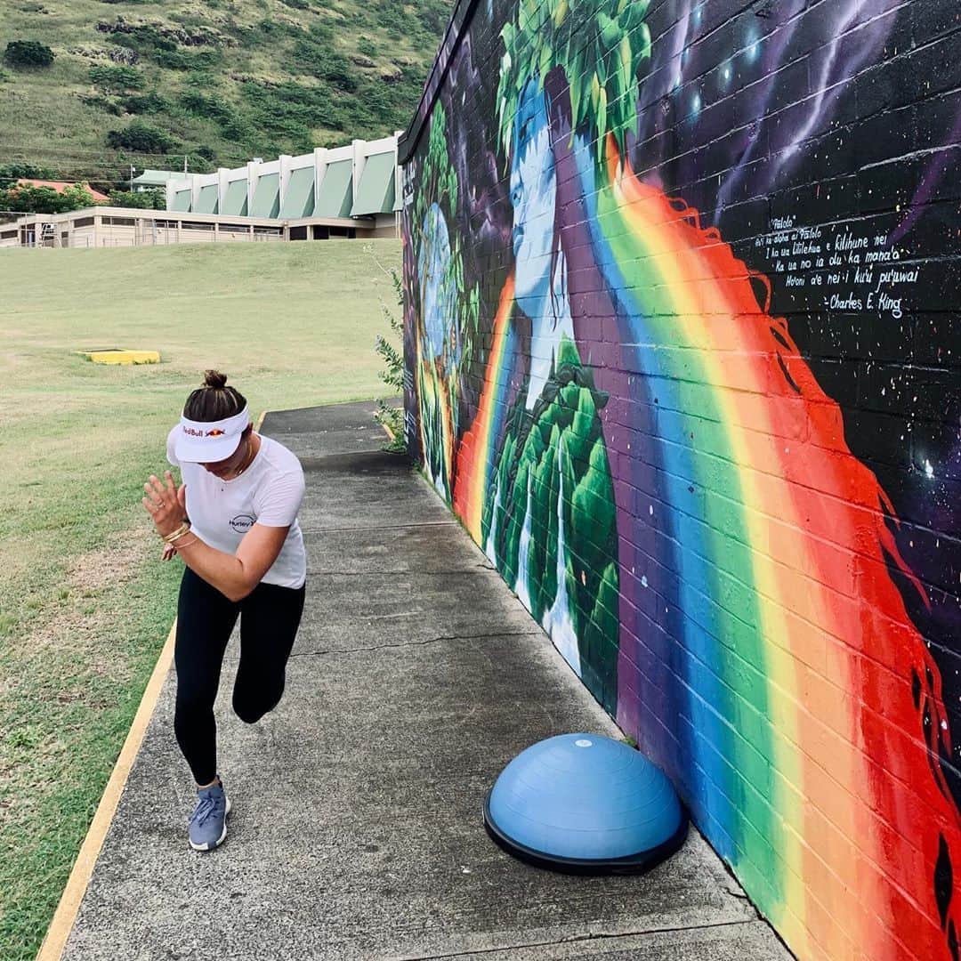 カリッサ・ムーアのインスタグラム：「You don’t need much to make it happen. I love working out outside, at a beach, park, or the past two weeks my own backyard. I enjoy getting creative with my surroundings and changing it up to keep my workouts fun and inspired. Bosu skaters are my favorite move of the week that focuses on leg strength and stability. I love the flow of this movement and the butt burn is on point 👌🏼 Grateful to have such an awesome partner in crime and trainer that keeps it fun and engaging @_edoggie ❤️ (ps: these pics are from a few weeks back when the parks were open😊)」