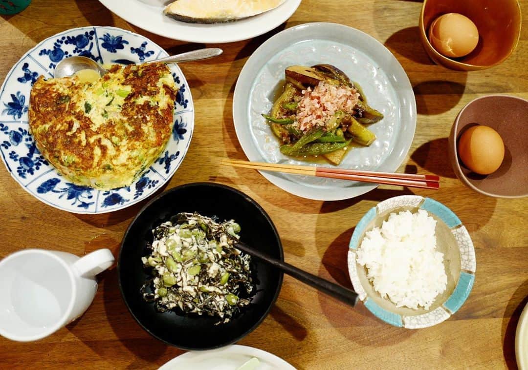 のインスタグラム：「野菜たっぷり晩ごはん🥬 ＊卵焼きは、レンチンしたブロッコリー、小松菜と小さく裂いたカニカマ、鶏ガラ、マヨを混ぜて焼いただけ。 ＊ナスとオクラの焼き浸し ごま油で炒めた野菜を、麺つゆ、お酢、生姜、実山椒に和えただけ。 ＊ひじきと枝豆、豆腐の和え物。 クックパッド見ました✨ ＊焼き鮭 . . . #みさこクッキング #夏野菜 #dinner #野菜たっぷり」