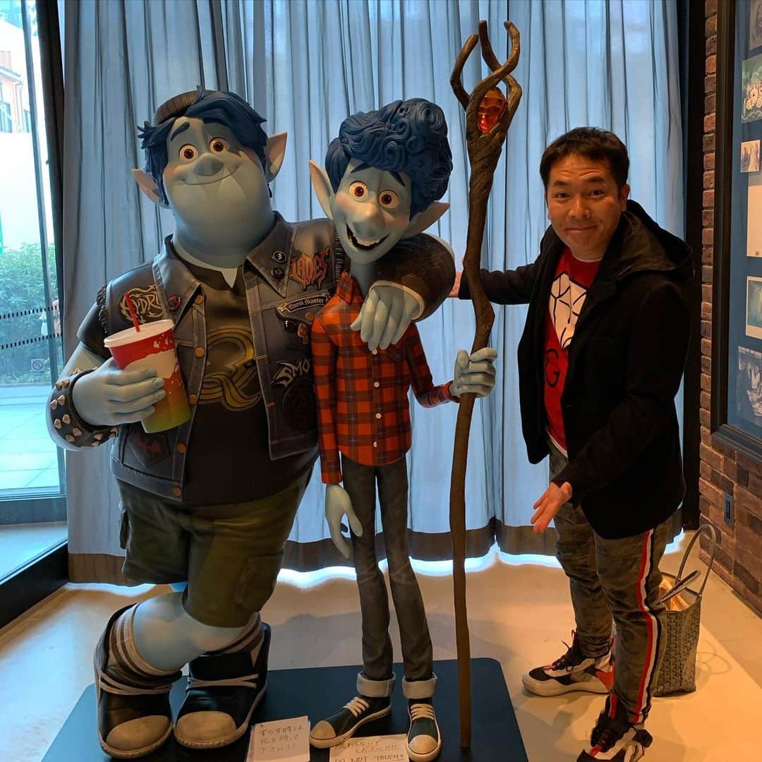 上田昌幸のインスタグラム：「待ってました‼️『1/2の魔法』ついに今日から公開🤩 嬉しいーーー👏👏👏  #ピクサー #1/2の魔法 #延期延期延期の末 #ついに公開 #8月21日 #おめでとうございます㊗️ #disney」