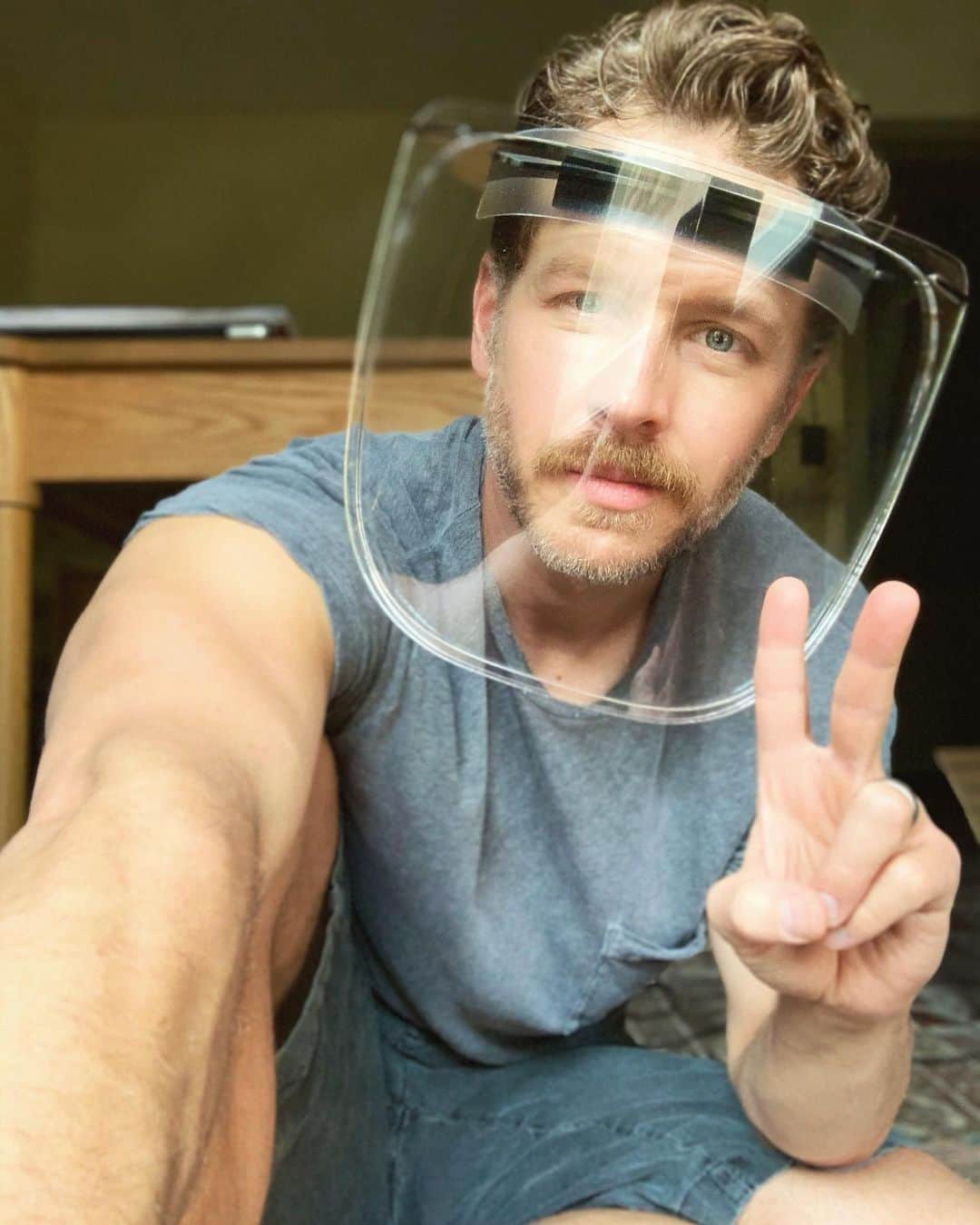ジョシュア・ダラスのインスタグラム：「I’m going to be keepin’ it safe with this @fabberz shield. #covid19 #whatisthislife」
