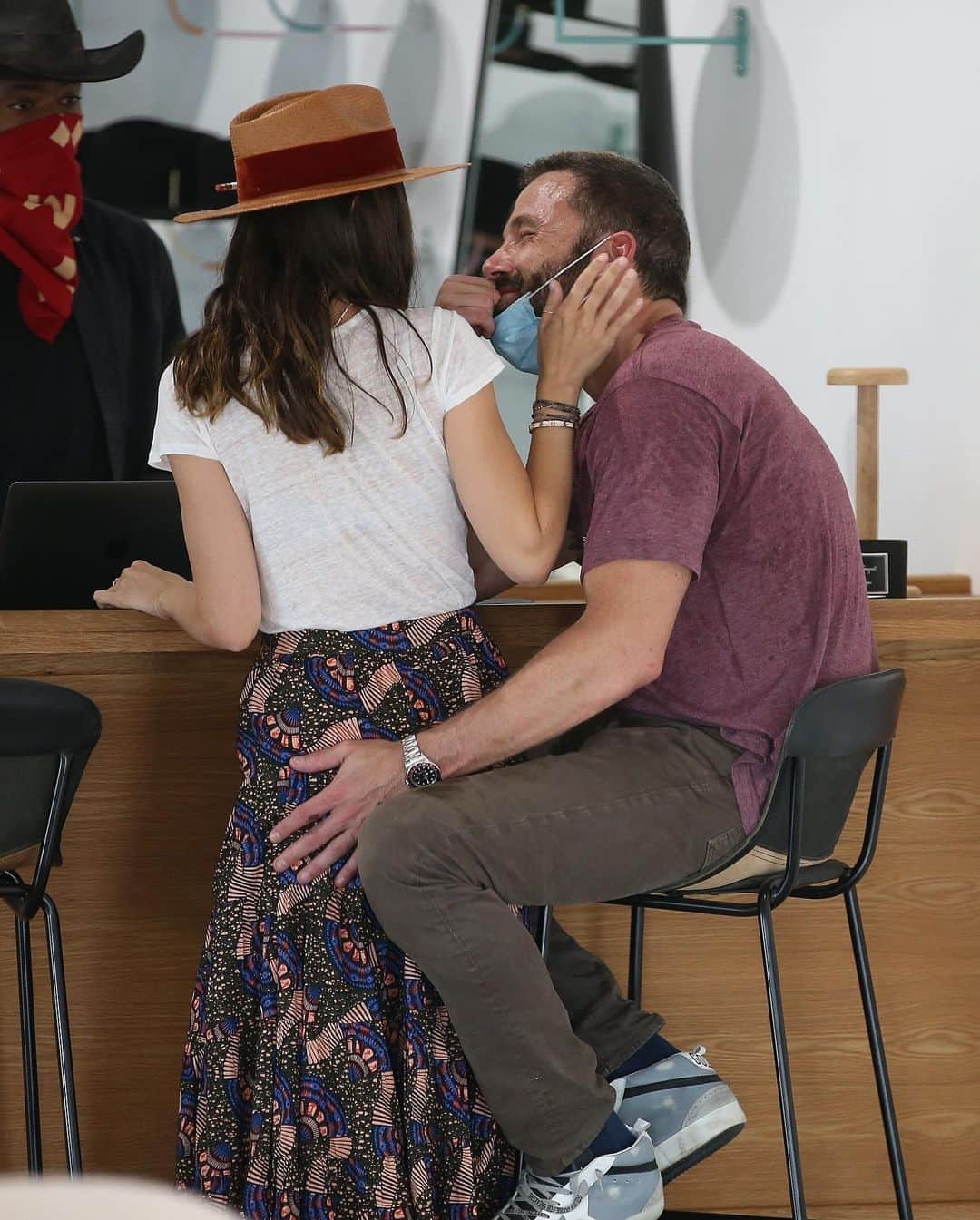 Just Jaredさんのインスタグラム写真 - (Just JaredInstagram)「Ben Affleck and Ana de Armas flaunted a little bit of PDA while getting a custom hat made on Thursday afternoon! #BenAffleck #AnaDeArmas Photos: Backgrid」8月21日 9時52分 - justjared