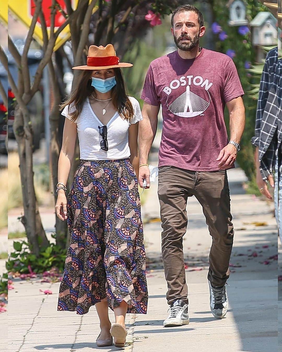 Just Jaredさんのインスタグラム写真 - (Just JaredInstagram)「Ben Affleck and Ana de Armas flaunted a little bit of PDA while getting a custom hat made on Thursday afternoon! #BenAffleck #AnaDeArmas Photos: Backgrid」8月21日 9時52分 - justjared