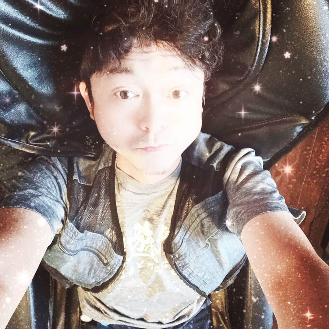 松本隆博のインスタグラム：「。 喜助の湯はマッサージ機 が無料なのでありがたい。 (^○^) 今日夜は俳句の会参加します。 ここで一句！！  湯も我も… 半身浴(欲)で… ちょうどいい…」
