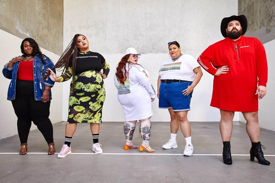 テス・ホリデーさんのインスタグラム写真 - (テス・ホリデーInstagram)「The fat spice girlz ✌🏾✌🏼What a whirlwind the past 24 hours have been!! I can’t imagine seeing diversity and representation like this when I was a young queer kid 😭 I’m so grateful of what we created!! @effyourbeautystandards x @fashiontofigure is available now! Link is in my bio! #EYBSXFTF #effyourbeautystandards」8月21日 10時16分 - tessholliday