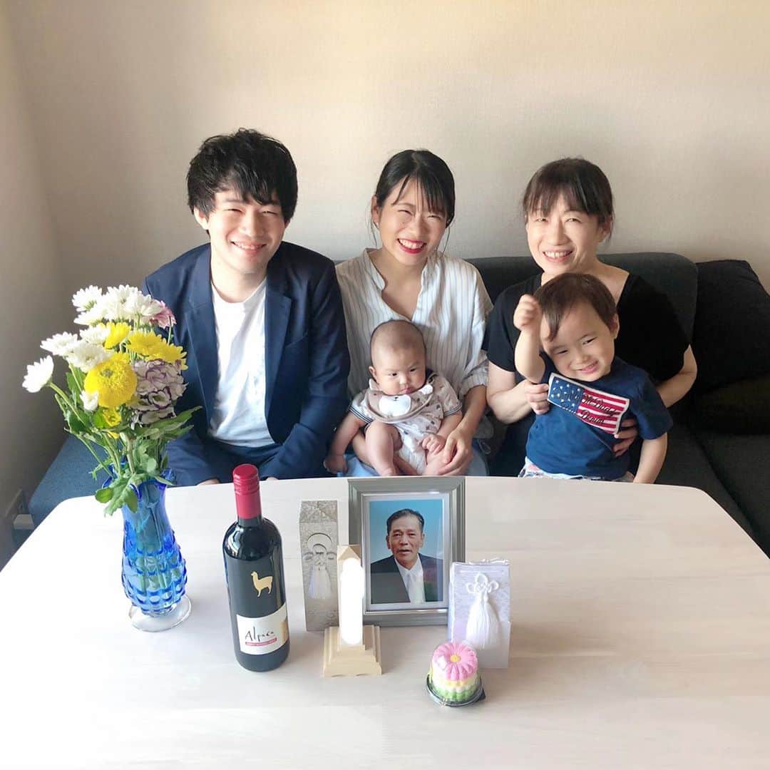 のインスタグラム：「. こちらがあたしの自慢の 家族です👨‍👩‍👧‍👦💗 . . パパの初盆 まだまだ信じられない 信じたくない日々だけど パパとの思い出は あたし達の元気の源！ パパの顔を見ると自然と にこやかになるよ☺️ . 息子、娘、そして孫 みんなパパが大好きだよ♡ これからも、ずーっと💕 . 来年も笑顔でパパを囲みます👨🏻🌻 . . #家族写真 #初盆 #お盆」