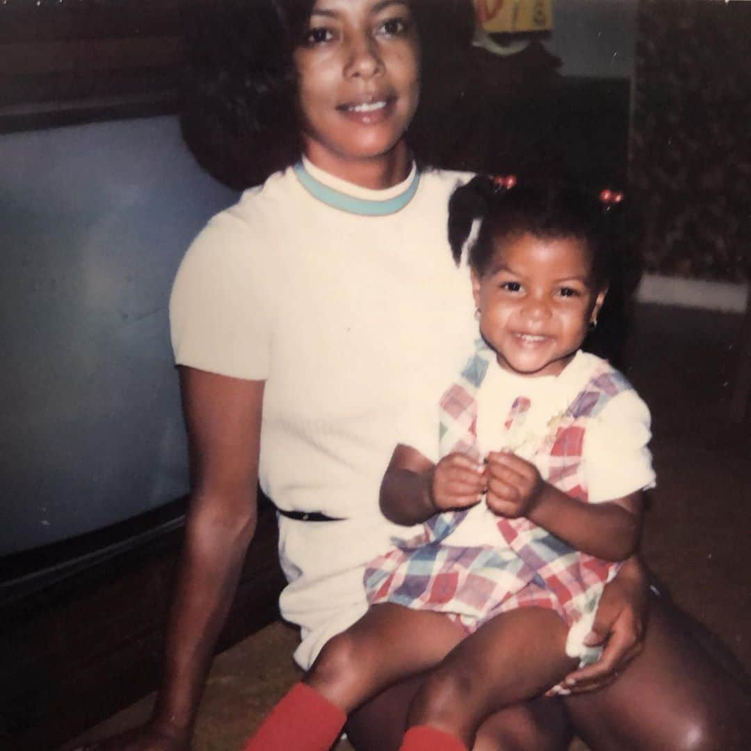 タラジ・P・ヘンソンさんのインスタグラム写真 - (タラジ・P・ヘンソンInstagram)「#TBT Mommy and me 😁🙌🏾🙏🏾💋💋💋」8月21日 10時19分 - tarajiphenson