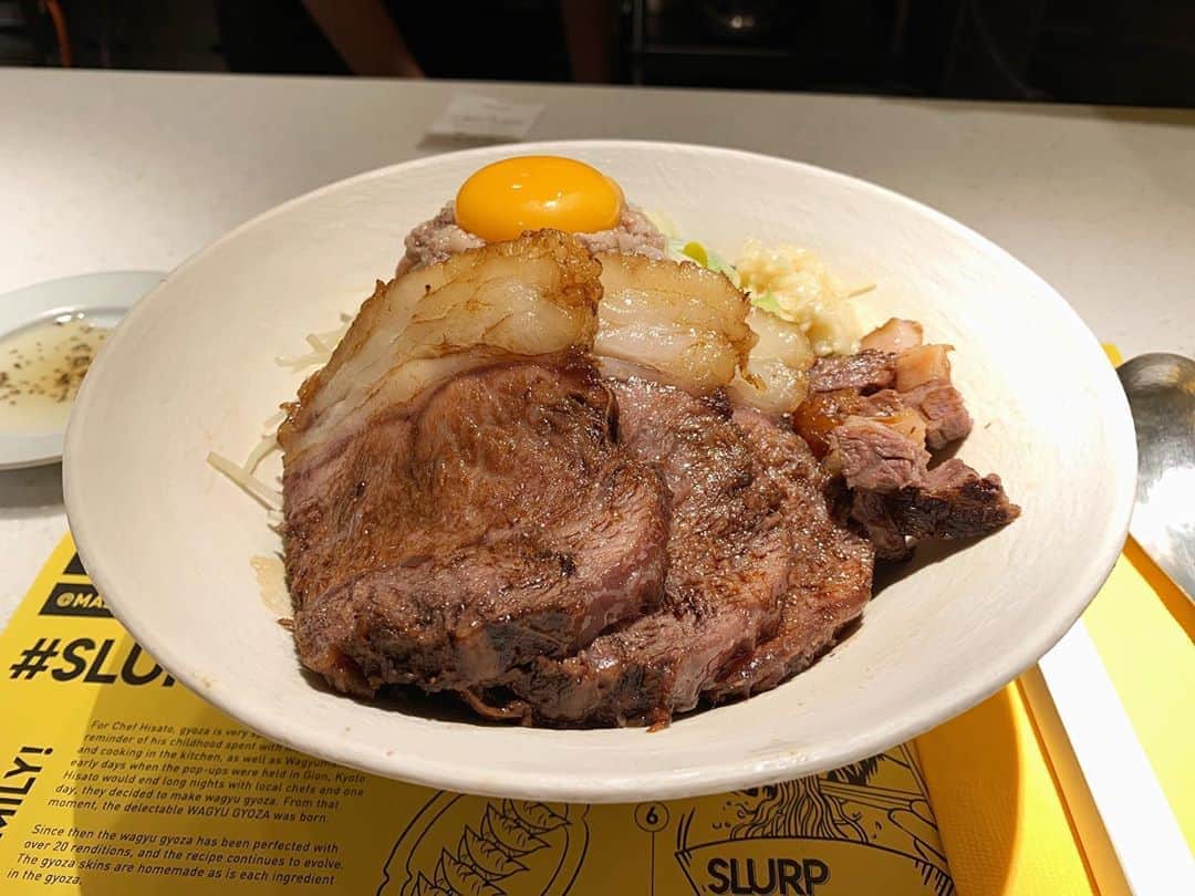 のインスタグラム：「1万円の和牛まぜそば！ 脂が乗った霜降り和牛チャーシューは柔らかく、口の中でとろけます🐮 和牛の背アブラやタレとモッチリ平打ち麺もしっかり絡みます🍥 もやしやニンニクなど、無料トッピングにも拘っており、高級な食材のオンパレード！ 1万円ラーメンの名に恥じない素敵な一杯でした🍜 #susuru_tv #1702日目 #マシのマシ #mashinomashi #六本木 #東京 #WAGYUJIRO  #ラーメン #らーめん #ramen #ラーメン部 #ramennoodles #毎日ラーメン生活 #麺スタグラム #japaneseramen #japanramen #foodstagram #foodie #noodles #instanoodle #instaramen #instafood #susururecommended #WAGYUMAFIA #六本木ラーメン #二郎系ラーメン」