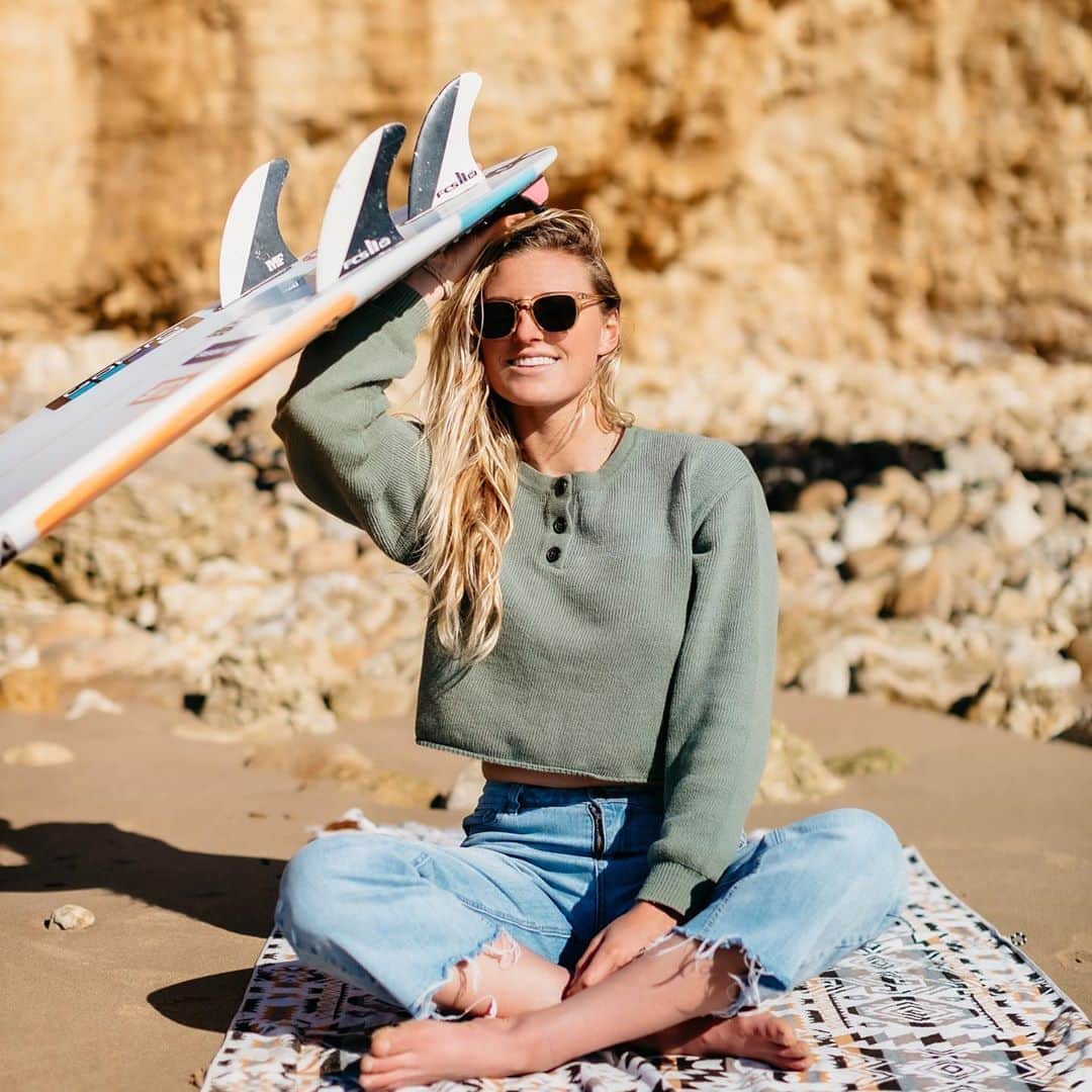 レイキー・ピーターソンのインスタグラム：「Very excited to finally launch my new signature sunglasses with @blenderseyewear we worked really hard making these sunglasses polarized, high quality frame and of course just a good looking pair of sunnies 😎 all with the intention of inspiring people to live life in forward motion and having a positive outlook on life. Really hope you guys enjoy them! Hit the link in my bio to check them out for yourself. 🙌🏼 photo- @edsloanephoto」