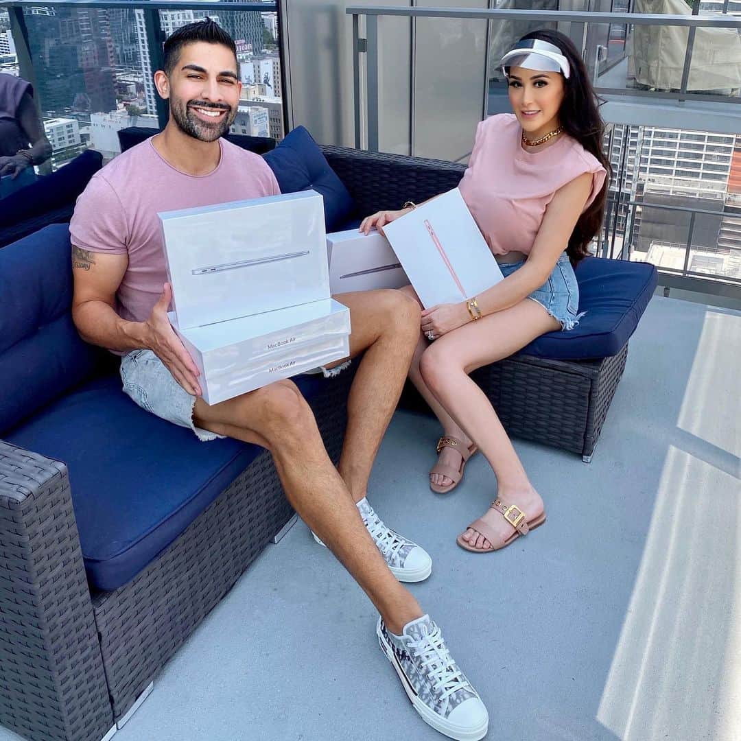 laurag_143のインスタグラム：「😱 Dhar is about to hit 10 BILLION views 🙏🏽 To celebrate we’re choosing 5 people to win an Apple MacBook Air Laptop! To enter: - 1.Like this photo 2.Tag a friend in the comments 3.Share this on your story - Must be following @dhar.mann and I to win. Each comment is a separate entry but must tag different people for it to count. We’ll choose 1 winner a week for each laptop! Will show proof ❤️」