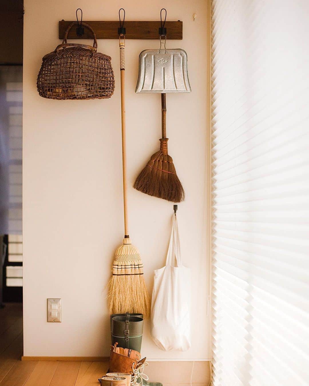 homelife 夢を叶える暮らし方のインスタグラム：「【丁寧に暮らす家】 . . オシャレな雑貨屋さんで見つけてきた道具なら、たとえお掃除用具でもインテリアに！ あえてレトロなデザインを選んでいるのが素敵です☆ 日々を大切に暮らせそうです…！ . こちらのアカウントではホームライフのお施主様の施工写真を投稿しています。 その他の施工写真は、 @homelife_gallery のURLからご覧いただけます。 . 家づくりの資料請求はコチラから @homelife_shiryou . . #生活雑貨 #道具 #掃除道具 #雑貨 #インテリア #丁寧な暮らし #レトロ #スニーカー #玄関土間 #エコバック #マイホーム #夢のマイホーム #間取り #シンプルな暮らし #暮らしを楽しむ #注文住宅 #自由設計 #デザイン住宅 #リノベ #リフォーム #全国にいい家を #コラボハウスとコラボ #建築士と建てる  #home #homelife_京都 #homelife_大阪 #homelife_兵庫 #ホームライフ #ホームライフ100 #アーキホームライフ」