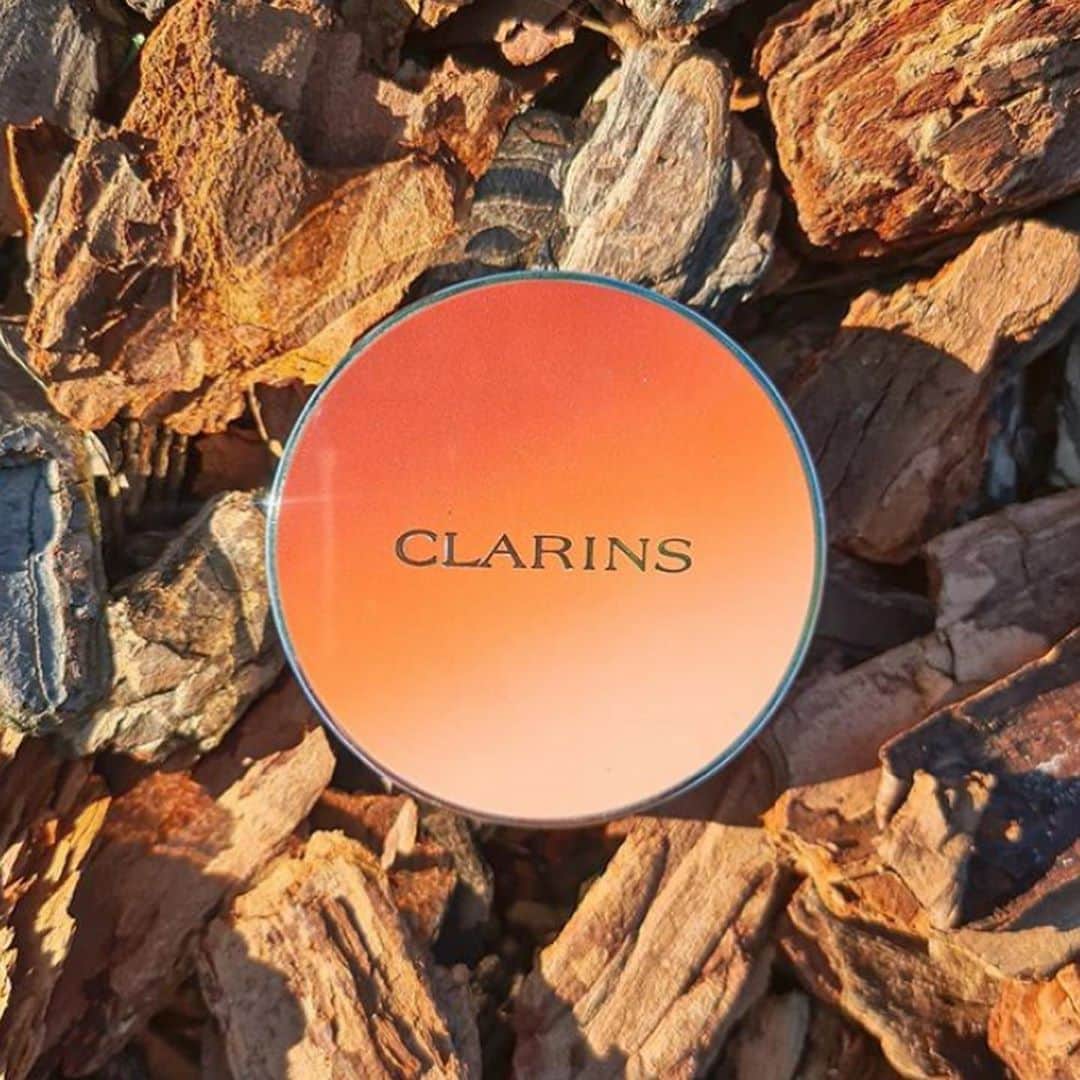 CLARINSさんのインスタグラム写真 - (CLARINSInstagram)「***NEW*** Long-wearing, ultra-pigmented eyeshadow quads ✨ Pictured: 03 Flame Gradation   🌿 2-in-1 formula enriched with the priming properties of natural Bamboo Powder to keep your look fresh, crease-proof and stay-put for 12 full hours.*  Smooth powders blend and build to create endless eye looks—from natural to ultra-intense.  Check out clarins.com to see all 6 eyeshadow quads!  #clarinsmakeup #clarins #makeup @yanovskaya.makeup」8月21日 10時46分 - clarinsusa