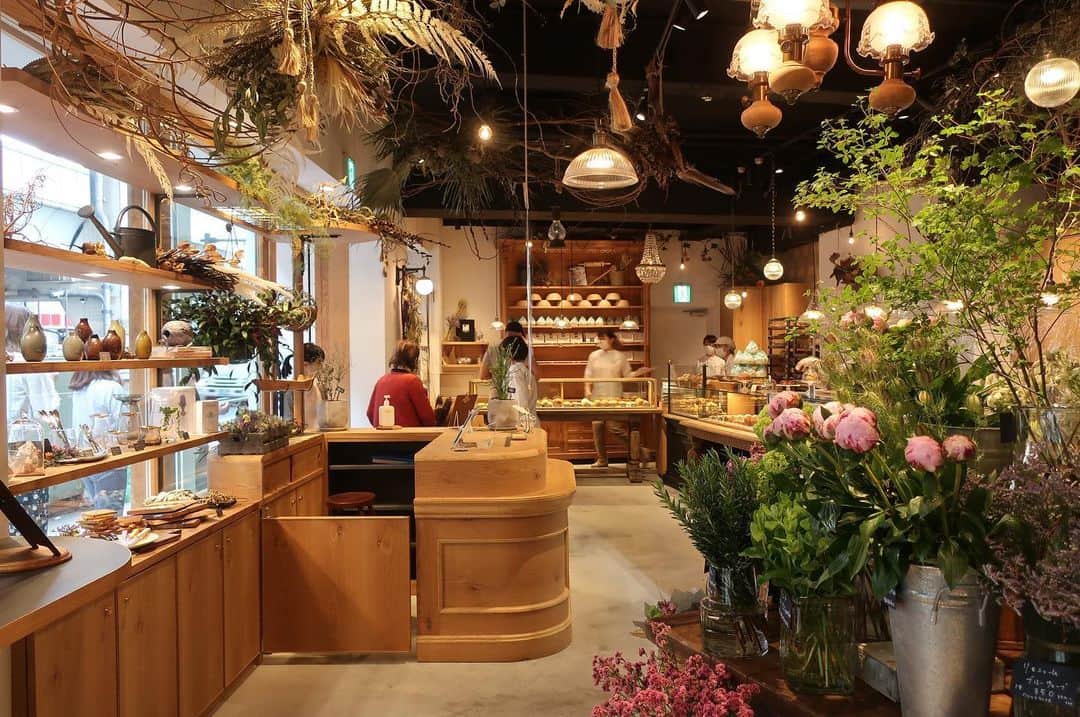 Kawaii.i Welcome to the world of Tokyo's hottest trend♡ Share KAWAII to the world!さんのインスタグラム写真 - (Kawaii.i Welcome to the world of Tokyo's hottest trend♡ Share KAWAII to the world!Instagram)「Junibun Bakery @junibun_bakery is a popular bakery that also sells flowers. ﻿ ﻿ Shop name：Junibun Bakery﻿ Address：Sangenjaya Terminal Building 1F, 1-30-9 Sangenkaya, Setagaya-ku, Tokyo　﻿ ﻿ Click on the profile link for the video!! (FREE)﻿ @kawaiiiofficial  ﻿ Check out Kawaii International ""Planting Seeds of Joy: Plant Life at Home” for more details!﻿ ↓﻿ 12:12 Junibun Bakery﻿ ﻿ #florist #bakery﻿ #nhkkawaii」8月21日 10時58分 - kawaiiiofficial