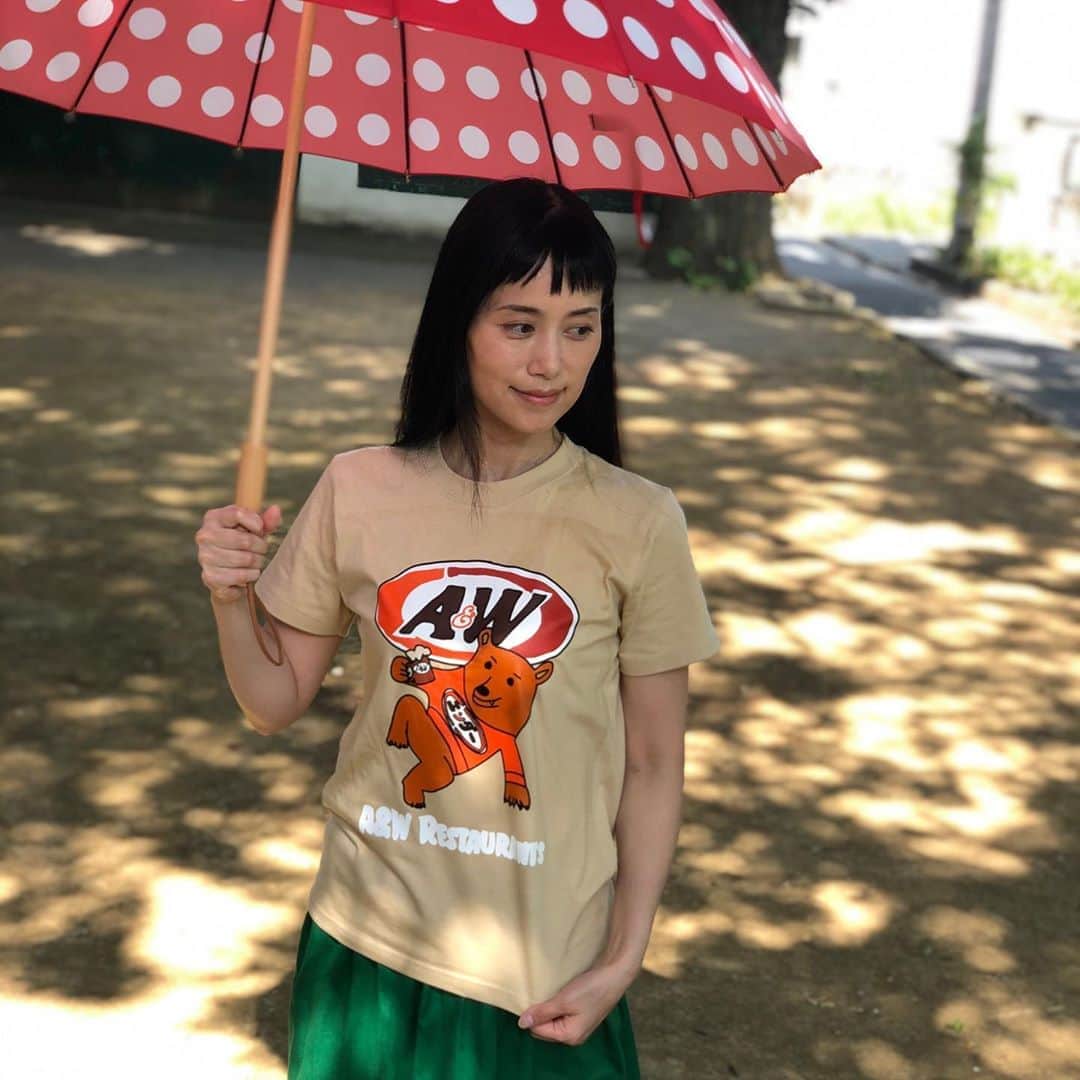 のインスタグラム：「勝手に作ったA&WTシャツ！ ワイフに着てもらいました！これ可愛いかもー！ 僕もモデルさんみたいに首に手を当ててみました！ #a＆w #tシャツ」