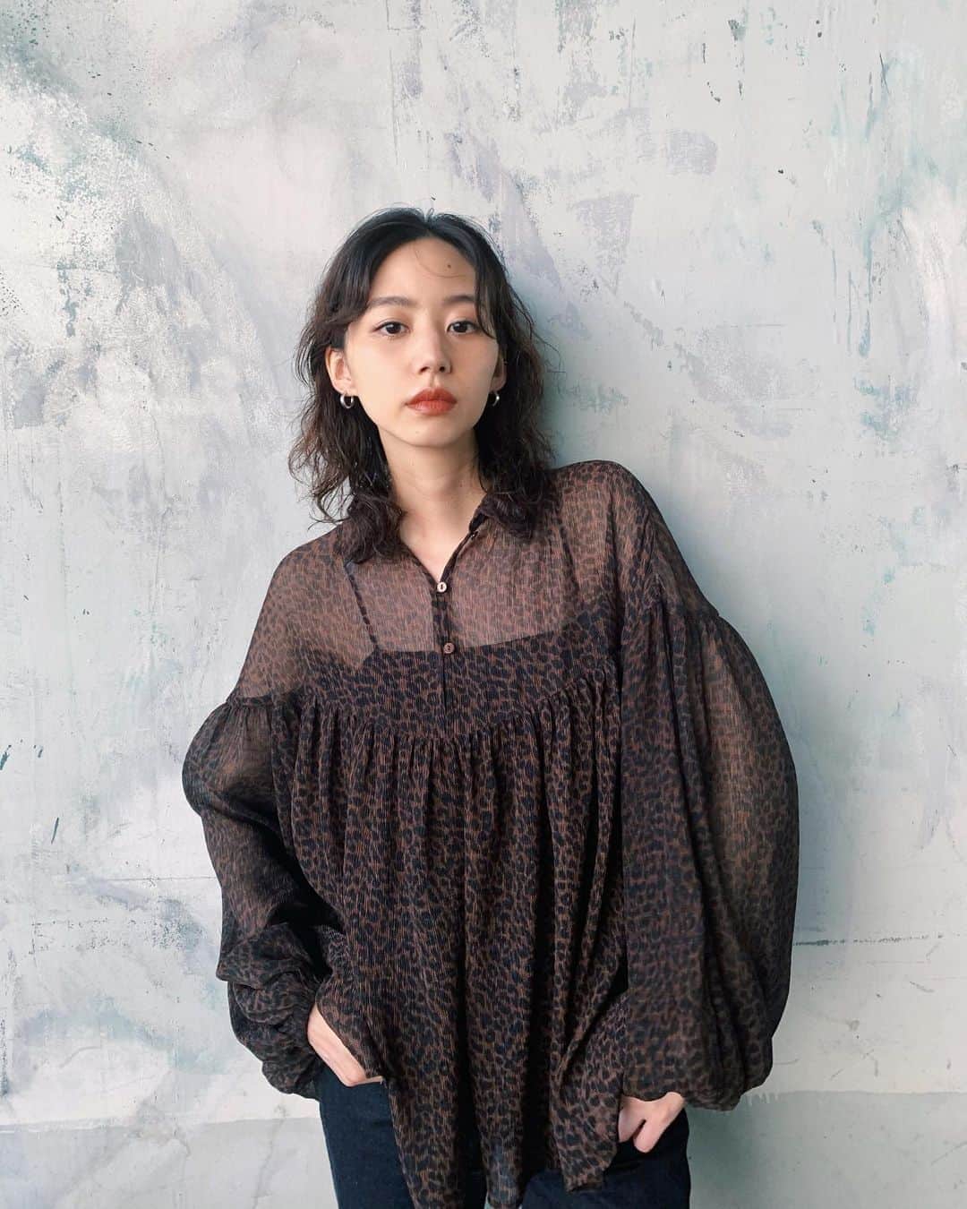 Shiho Sasakiのインスタグラム：「昨日のinsta live🎤 ご視聴いただきありがとうございました✨ いよいよ今日からAW商品が続々と入荷します🍁 着用しているleopard ブラウスは8/28入荷予定です🐆 @moussysnap のIGTVから昨日のライブが視聴出来るので ぜひチェックしてみて下さい✅ #MOUSSY#MOUSSYSNAP」