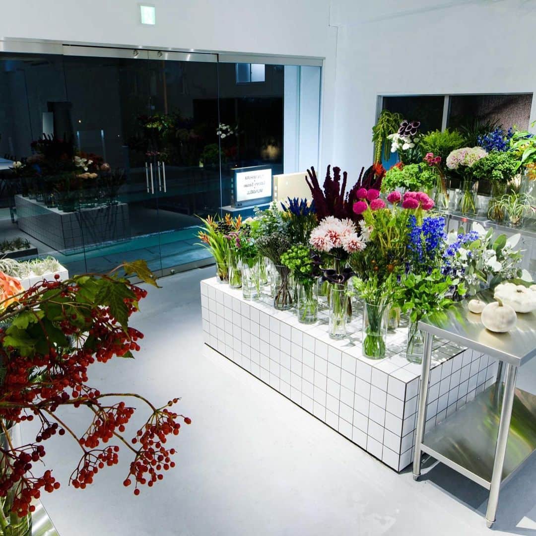 Kawaii.i Welcome to the world of Tokyo's hottest trend♡ Share KAWAII to the world!さんのインスタグラム写真 - (Kawaii.i Welcome to the world of Tokyo's hottest trend♡ Share KAWAII to the world!Instagram)「MUNSELL @munsell.flower is a stylish florist that offers flower arrangement workshops.  Shop name：MUNSELL Address：2-13-28, Meguro, Meguro-ku, Tokyo HP：https://www.munsell.tokyo/  Click on the profile link for the video!! (FREE) @kawaiiiofficial   Watch Kawaii International "Planting Seeds of Joy: Plant Life at Home” here ↓ 2:22 MUNSELL  #florist #ikebana #flowerarrangement #nhkkawaii」8月21日 10時54分 - kawaiiiofficial