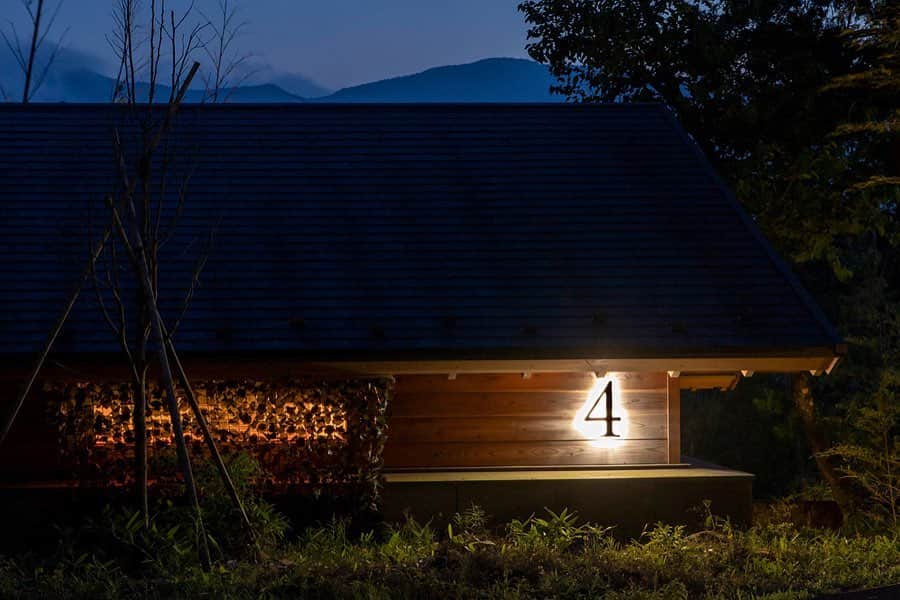 川上俊さんのインスタグラム写真 - (川上俊Instagram)「villa site (hakone retreat 1/f) - [new project] hakone retreat (箱根リトリート） @hakone.retreat  ー branding & design by @shunkawakami & artless Inc.  (creative & art direction, naming, logo & visual identity, graphic design, signage design) -  Photography by @yuukwkm   #artlessinc #shunkawakami #designhotel #design」8月21日 10時55分 - shunkawakami