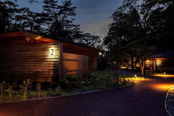 川上俊のインスタグラム：「villa site (hakone retreat 1/f) - [new project] hakone retreat (箱根リトリート） @hakone.retreat  ー branding & design by @shunkawakami & artless Inc.  (creative & art direction, naming, logo & visual identity, graphic design, signage design) -  Photography by @yuukwkm   #artlessinc #shunkawakami #designhotel #design」