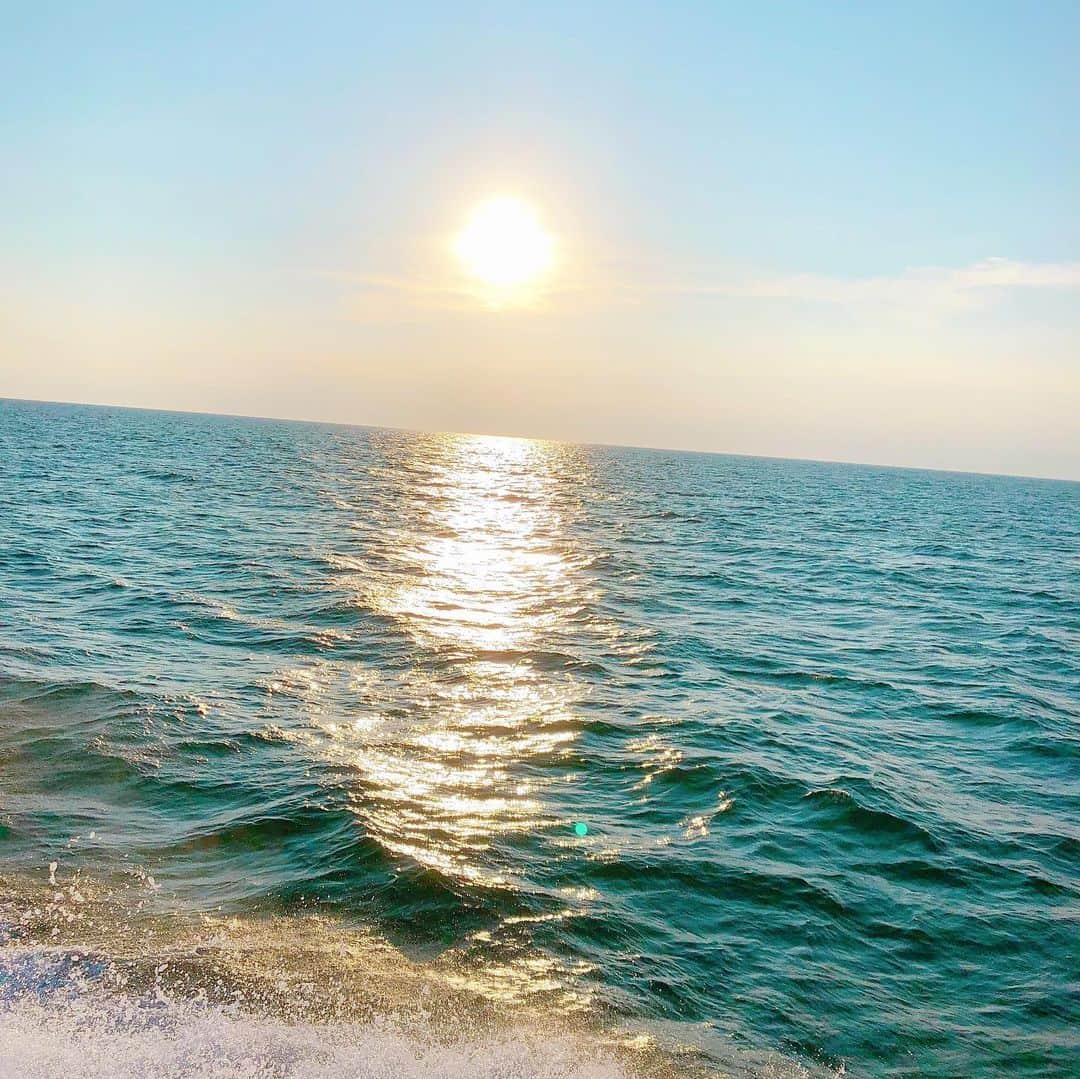 夏奈子さんのインスタグラム写真 - (夏奈子Instagram)「大好きな海へ🏖✨ 大好きな仲間と💓  どんな時も広くて綺麗でいい波音🎵  まさかの！！ イルカ🐬にも亀にも🐢会えた…  それを 大好きな友達と🤝相方と💓 見れるなんて最高の思い出ができました🐟🐡  小さい頃は穏やかな瀬戸内海で しょっちゅうクルーザーで 父に海に連れて行ってもらってたのでそれを思い出しながら海を眺めて 黄昏た〜😆 お父さんのおかげもあり、 ずーっと海が大好きです❤️  海も綺麗であってほしいので🌏 ゴミは持ち帰ろう、 ポイ捨てはしないでね〜💦  #船旅 #釣り #海 #sea  #夕陽 #綺麗 #癒し #海は広いな大きいな  #地球に優しく #ゴミ問題 #日差しやばい #楽しい #イルカ #亀 #思い出 #仲間 #ありがとう #陸酔い #また海へ行こう  #蜜を避けて #love」8月21日 10時57分 - chankana0609