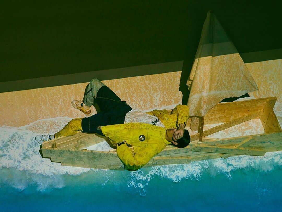 のインスタグラム：「ⓃⒺⓌⓈ｜ellesse × F-LAGSTUF-F  ... ファッションブランド「F-LAGSTUF-F」とタッグを組み、エレッセのアーカイブグラフィックからインスピレーションを得て生まれたコラボレーションコレクション。 象徴的なコラボエンブレムには、エレッセが今までかかわってきたスポーツである、テニス、スキー、マリンからデザインしたアイコンが取り入れられ、鮮やかな色使いとともに表現されています。その中でも、「マリン」をテーマにしたアイテムをメインコレクションとして展開します。 直営店「ellesse TOKYO @ellesse_tokyo 」と、ellesse公式オンラインストアにて本日より発売開始。 …  @ellessejapan × @f_lagstuf_f  #flagstuff #ellessexflagstuff #ellesse #フラグスタフ #エレッセ」