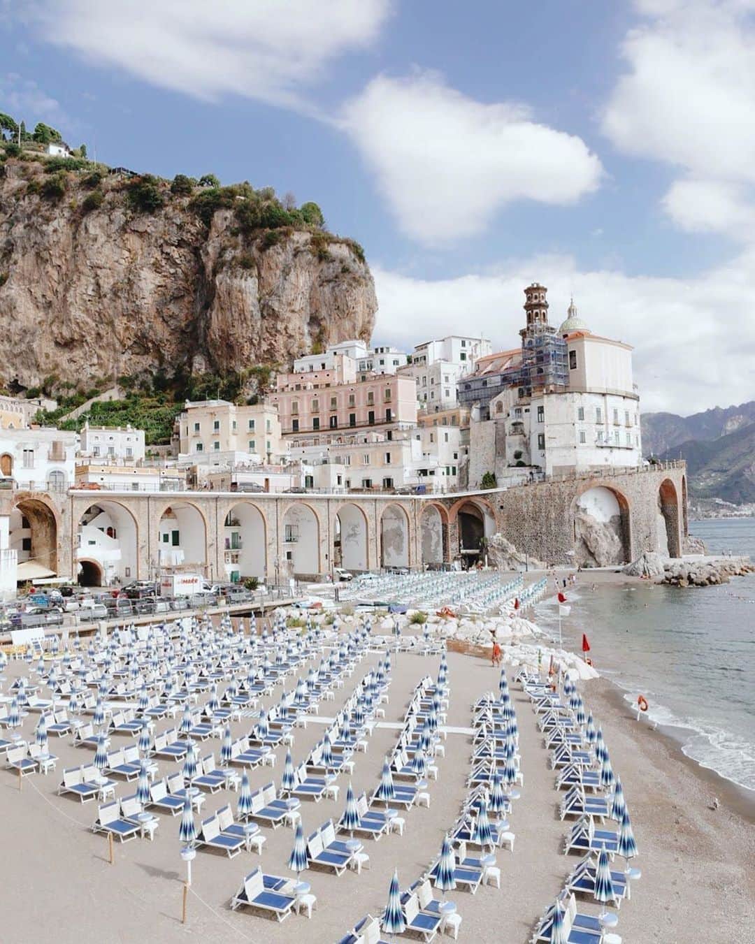 BEAUTIFUL DESTINATIONSさんのインスタグラム写真 - (BEAUTIFUL DESTINATIONSInstagram)「Atrani is a comune of the Amalfi Coast seemingly unchanged by the passing of time. 🇮🇹 It is a charming town just waiting to be explored!   After a dip in the beach, we suggest you wander through its narrow, winding streets to see its 13th century baroque churches, piazzas with gorgeous fountains, multicolored houses with shutters flung open to catch the breeze from the sea, and understand the beautiful character behind Atrani.✨  Have you explored this picturesque and idyllic town?  📸 @voyage_provocateur 📍Atrani Costa Amalfi」8月21日 11時02分 - beautifuldestinations