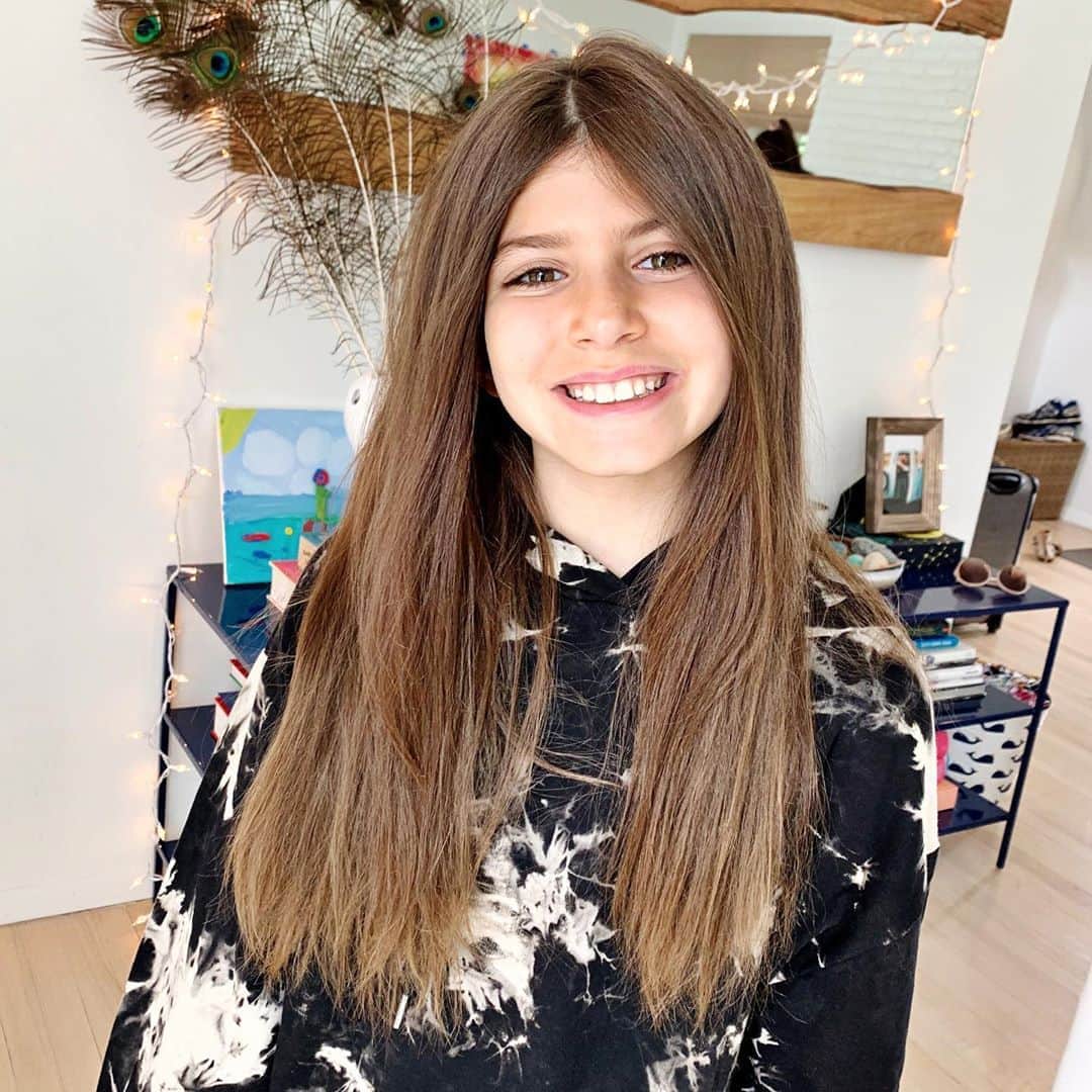 Ilana Wilesさんのインスタグラム写真 - (Ilana WilesInstagram)「It was Crazy Hair Day at Camp Wiles today. So what did Mazzy do? She straightened it! My flat iron was working overtime on her big beautiful head of hair. Thank god she loves her natural waves because I could not do this every day. I’d have no time to do my own hair! It looks pretty though. And SO LONG. #quarantinehair」8月21日 11時10分 - mommyshorts