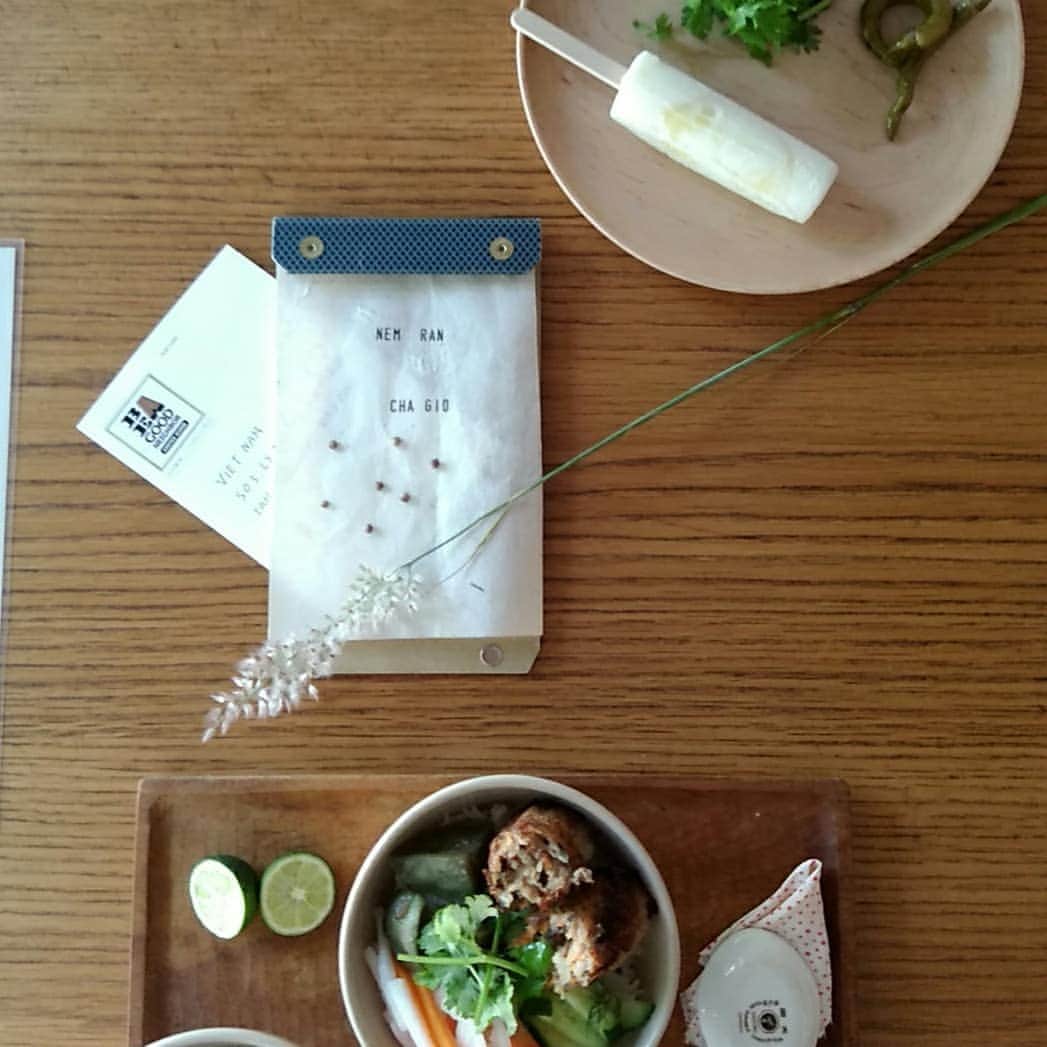 Pho 321 Noodle barのインスタグラム：「お早う御座います。夕方には　すこし遠くのほうから かなかなの声が聴こえる　fridayの朝です。  ベトナム北部では　主に　’nem ran’ 南部では ’cha gio’こと　special topping　揚げ春巻き第一弾が揚がりました。  ひとつの地方の中でも　各家庭でも　愛称やスタイルはいろいろ、豚肉と海老、春雨、木之子に人参とさつまいもを+　pho321はクラシックスタイルの揚げ春巻きです。  お好きなbunのtoppingに（米粉の汁なし麺　細麺　甘酸ダレとbest muchです)、phoのmini soupとmini riceに組み合わせて　オリジナルの定食スタイルもおすすめです  1 piece 200yen 数量限定でご用意致します。  本日はwi fi整備のため、終日現金でのお支払いとなります。 お客さまにはご不便おかけ致しますが　何卒宜しくお願い致します。  夏の相棒　mikanedには　いちごと檸檬がin stock,ちいさなお子さまにも人気のミルクベースの’レモンバニラミルク’のフレイバーが新しく仲間入りです🐮   本日も　11:30am opening 5:30pm last call 6pm  closingとなります。  夏を愛する　みなさまにとって　 よきfridayになりますように  todays recommend : nem ran / cha gio for special topping best much：bun pork/bun lovely veggie（cold or warm)  todays opening bgm 📻salami rose joe louis / zlaty sauce nephew」