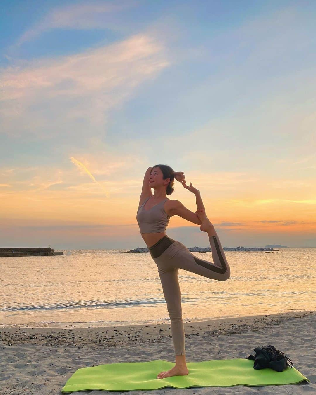 中村江莉香さんのインスタグラム写真 - (中村江莉香Instagram)「#ヨギーニday #幸せ空間 🧘‍♀️✨ wear @beabloom_jp @beabloom.styling 🌍  お気に入りの#ウェア https://www.beabloom.jp/ ♡♡ 送料無料です#PR #コラボ企画 🌻🏖  #サンセットヨガ @underthepalmo.jp YouTube撮影もさせていただきvlogもお楽しみに〜(近日公開 #中村江莉香ちゃんねる ) ご飯食べてyogaをしてまたcafeに戻ったり〜✨まったり〜✨✨お昼すぎ、夕方、夜でまた店内の雰囲気もガラッと変わるの〜🧡💜🤎 ドリンクもお食事も大満足でした🥯🥓😋 ・ #ストレッチ #お気に入りウェア #大人女子 #ヨガウェア #自分時間 #丁寧な暮らし #砂浜遊び #自然がすき #癒される #葉山 #お気に入りカフェ #来月も行く #パワースポット #気持ちいい #夕陽ヨガ #海の風 #波の音 #逗子 #underthepalmo #お勧めカフェ #ライフスタイル #youtuber好きな人と繋がりたい」8月21日 11時13分 - erica_nakamura