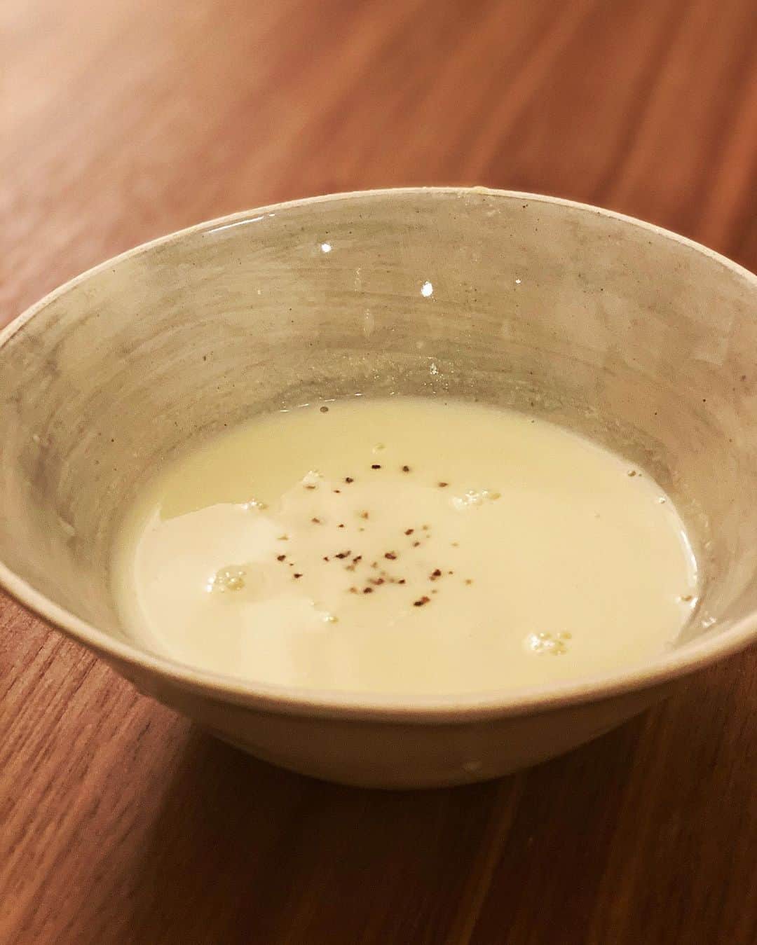 大石絵理のインスタグラム：「長野県産のおいしい🌽をゲットしたのでポタージュに🤤 コンソメとお水で煮て、フードプロセッサー、牛乳と生クリームちょっとでまた煮て、塩胡椒。簡単だけど甘くておいしかったです🥰👌 個人的には実がちょびっと残ってるほうがすきです🌽🌽🌽 (食べ物の写真ってどうしたらきれいに撮れるの？笑)」