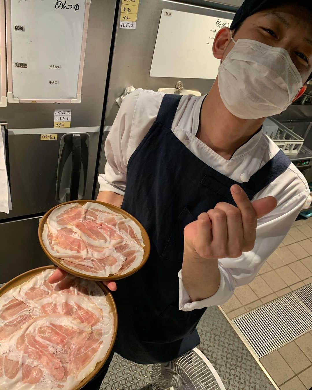 T.G.HEARTH TGハースのインスタグラム：「こんにちはTGハースです🤓﻿ お昼からも生ハム食べ放題やってます🥩﻿ 菅原さんが生ハムすりすりしてくれます♪﻿ みんなで菅原さんを煽りましょー！笑笑﻿ ﻿ テイクアウト限定チキンのご案内↓↓↓﻿ 当店名物ロティサリーチキン1羽まるごと¥1980🐓﻿ すぐ電話↓↓↓期間限定なのでお早めに〜💕💕💕﻿ ☎️03-6416-9445←ﾖｳﾁｪｹﾗ🤘﻿ ⭐️旨辛フェアも絶賛開催中なのでテイクアウトチキンの味変更やハーフ&ハーフも対応してます🤓﻿ ﻿ ﻿ ◆モバイルオーダーも出来るようになりました✨﻿ プロフィールからHPをアクセスしてください♪﻿ モバイルオーダー﻿ https://tgh.for.dinii.jp/﻿ ﻿ ◆Uber eats・menu・出前館によるデリバリー﻿ 11:30〜21:00﻿ ﻿ ◆LINE@登録お願いします♪﻿ https://lin.ee/g0H4jc6﻿ ﻿ ﻿ 皆さまの笑顔に会えますように！💕💕💕﻿ ﻿ #TGハース#代官山ディナー#代官山ランチ#恵比寿グルメ#恵比寿ビストロ#恵比寿ディナー#代官山グルメ #ハース #代官山テイクアウト#恵比寿ランチ#ラクレット#チーズ#ロティサリーチキン#恵比寿ご飯#menu#恵比寿ワイン#テイクアウト#渋谷ディナー#恵比寿チーズ#tghearth#渋谷グルメ#渋谷ランチ#恵比寿チーズ#恵比寿カフェ#チーズケーキ#渋谷テイクアウト#恵比寿新聞#恵比寿ビール#チーズフォンデュ#恵比寿テイクアウト」