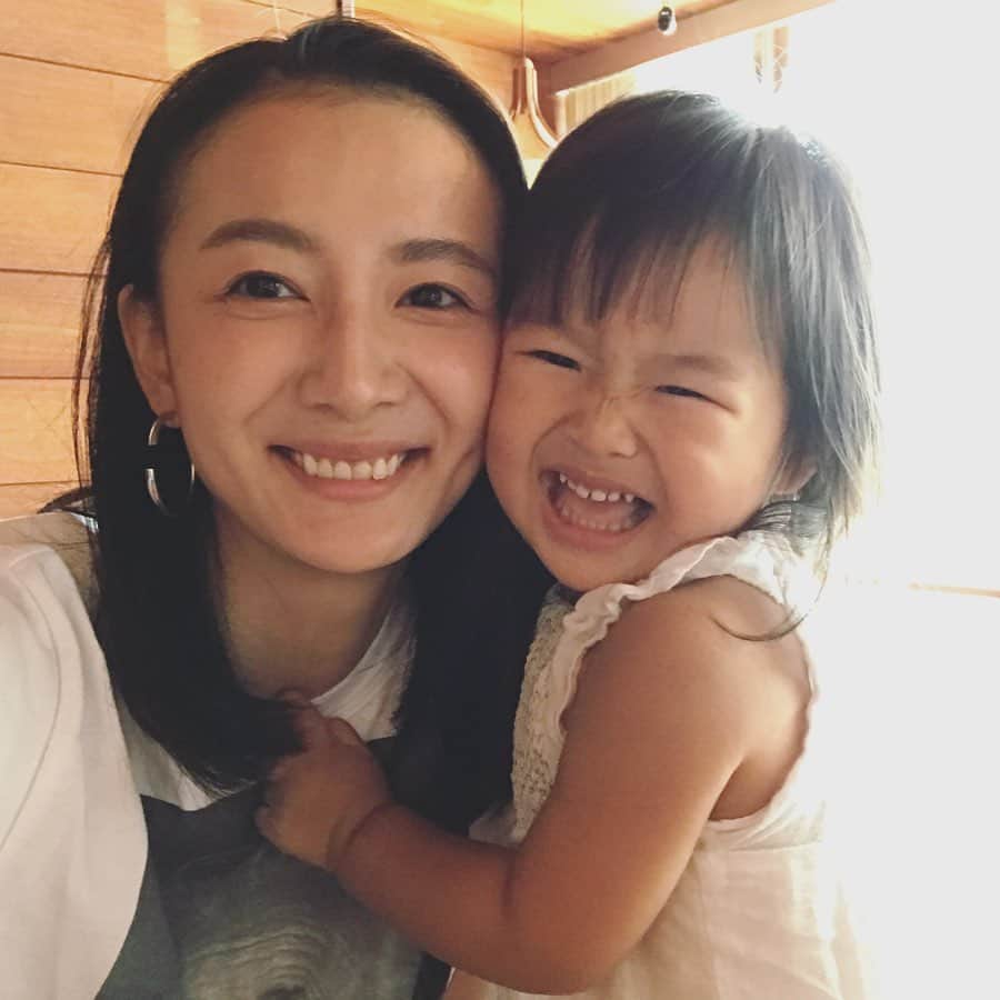 のインスタグラム：「おてんば娘は今朝も元気に登園💛🤍  最近は、会話もしっかりできるようになってきて、さらに可愛さ増し！！ 2人目の余裕からなのか、叱っている最中でも娘の反応をみて笑ってしまいそうになるわたし。 グッと堪えてます。 たまに、肩が震えちゃいます😂😱  だってさ、お兄ちゃんに謝りなさい！ってときに、娘が口いっぱいに唾を溜めてて溢さないように謝ろうとするんだよ。そんなこと、ある？？！！笑  毎日が面白すぎて最高です🤣🤣🤣 家族が増えるほど面白さ倍増！  #おてんば娘#2歳#長女 #かわいい#面白い #この日は#服着てたよ #口尖らせて##唾ためて #少し上見ながら#謝ってたよ#笑 #三児の母 #👦👧👶🐶🐶🐱」