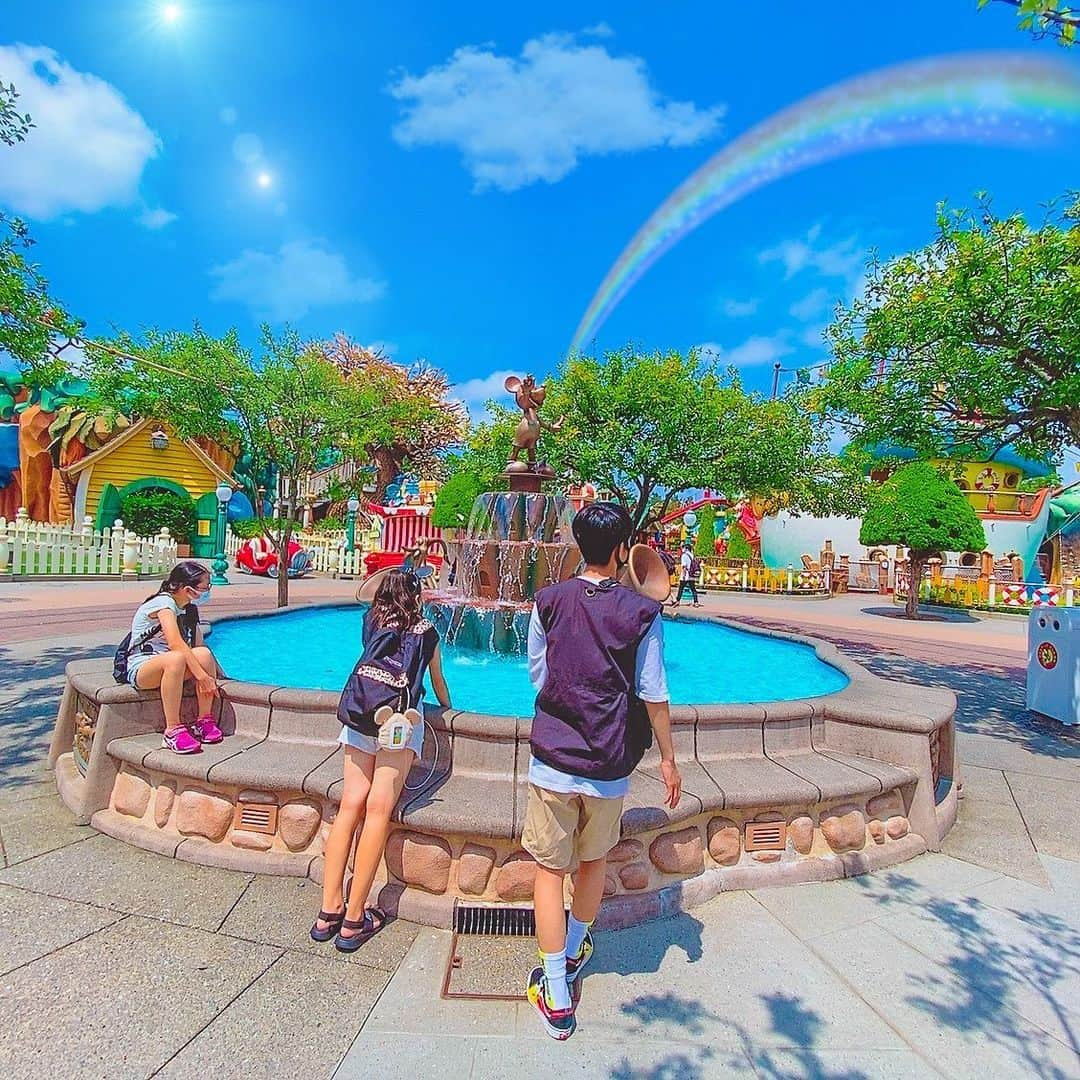 日菜あこのインスタグラム：「夏休み最後に家族でいけたディズニー💖🏰✨ 朝は空いてて良い写真がとれた❣️🤤  #ディズニー #disney #ディズニーランド #虹加工」