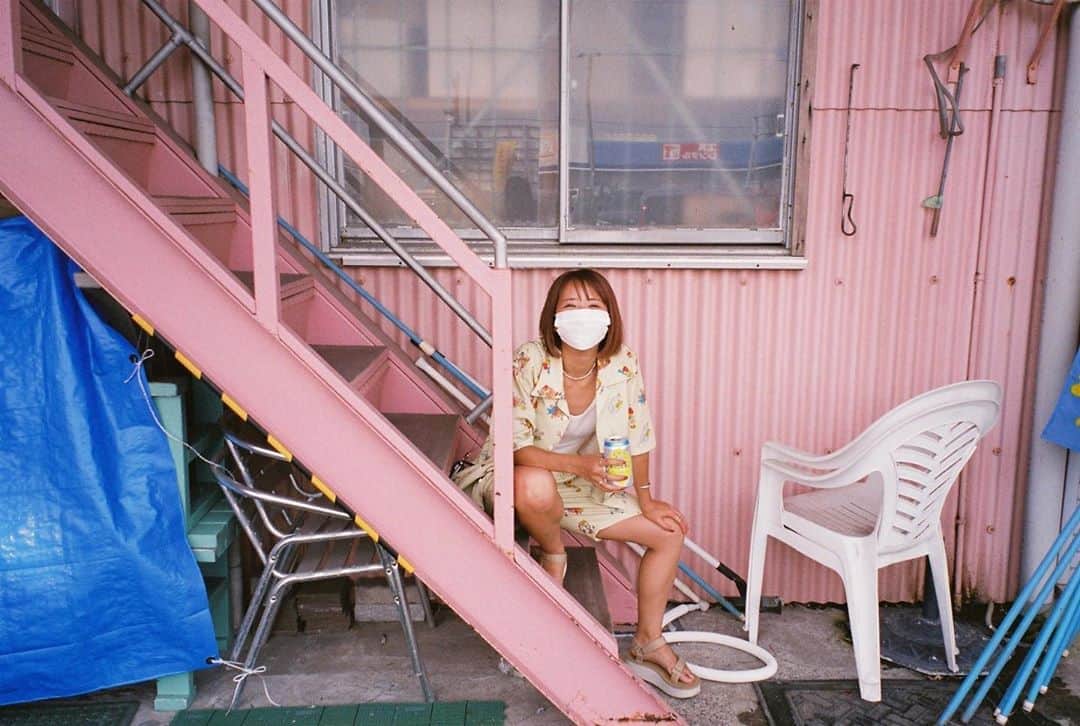 Aya（高本彩）さんのインスタグラム写真 - (Aya（高本彩）Instagram)「今日も暑いねー☀️  私、缶ジュース飲みながらめっちゃ笑ってます。  #この夏テルマが撮ってくれた#男の子みたいな座り方やめます#夏#熱中症対策#外でのマスクとの付き合い方難しい」8月21日 11時37分 - aya_dream04