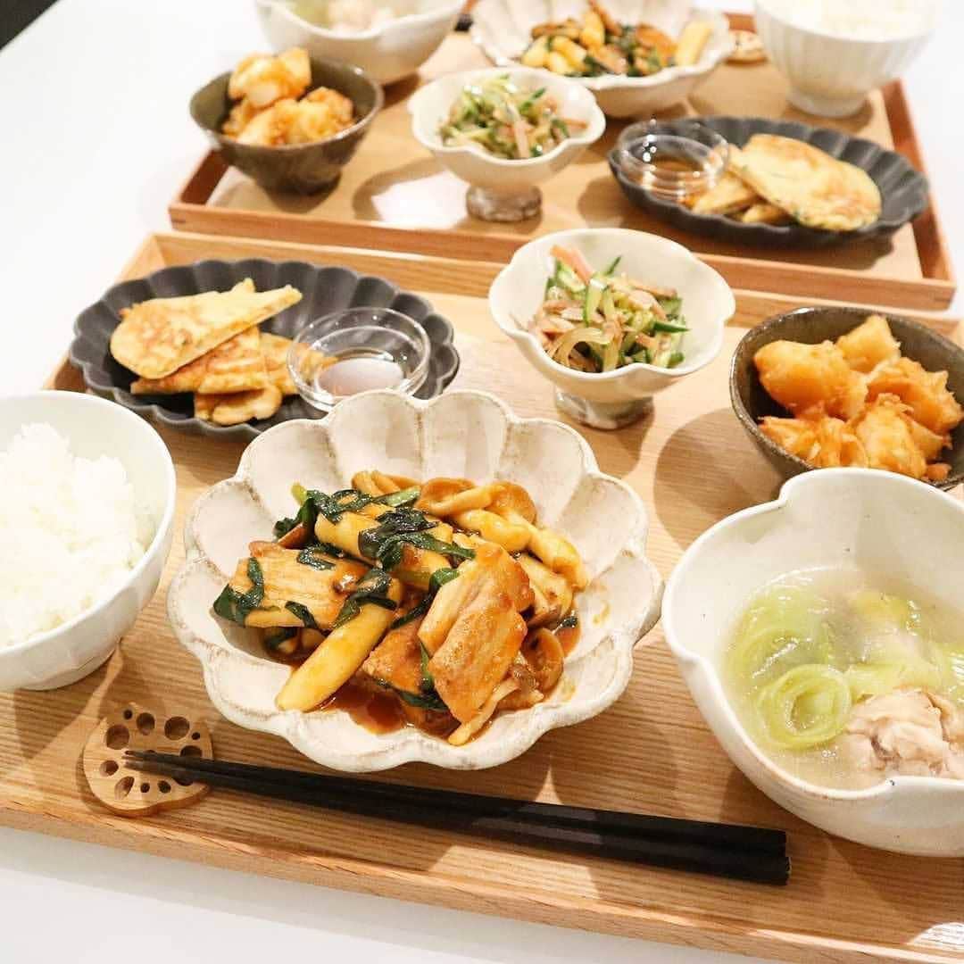 韓の食菜さんのインスタグラム写真 - (韓の食菜Instagram)「@megroba さんが「韓の食菜 豚カルビ」で作ったベジおかずを投稿してくださいました。 韓国でグルメ旅をしているような気持ちになれる食卓ですね♪ . #モランボン @moranbong_official #韓の食菜#豚カルビ#テジカルビ @hannoshokusai  ------------------------ #Repost @megroba  4/14の晩ごはん＊ . ・豚カルビ ・参鶏湯 ・ツナとニラのチヂミ ・春雨サラダ ・イカフライ . . めずらしく韓国メニューにしてみました(^^) . 韓国メニューのレパートリーが少なく 豚キムチとわかめスープしか作れない私…(^^; . . 今回モランボンさんの韓の食菜シリーズをモニタープレゼントでいただいたので 早速作ってみました(^^) . 豚カルビは豚肉ニラしめじを用意して 炒めるだけの簡単メニュー♡ セットに入っているトックは初めて食べたのですが モチモチした食感で（噛みごたえのあるグミみたい）好みでした♡ タレの味も甘めで旨辛でした♡ 旦那さんなんてチヂミも豚カルビのタレにつけて食べてました(^^) . 前から気になってたモランボンさんの参鶏湯も買い足して 楽しい晩ごはんとなりました♡ . ※モランボン×フーディーテーブルのモニターコラボ広告企画に参加しています。」8月21日 11時37分 - hannoshokusai