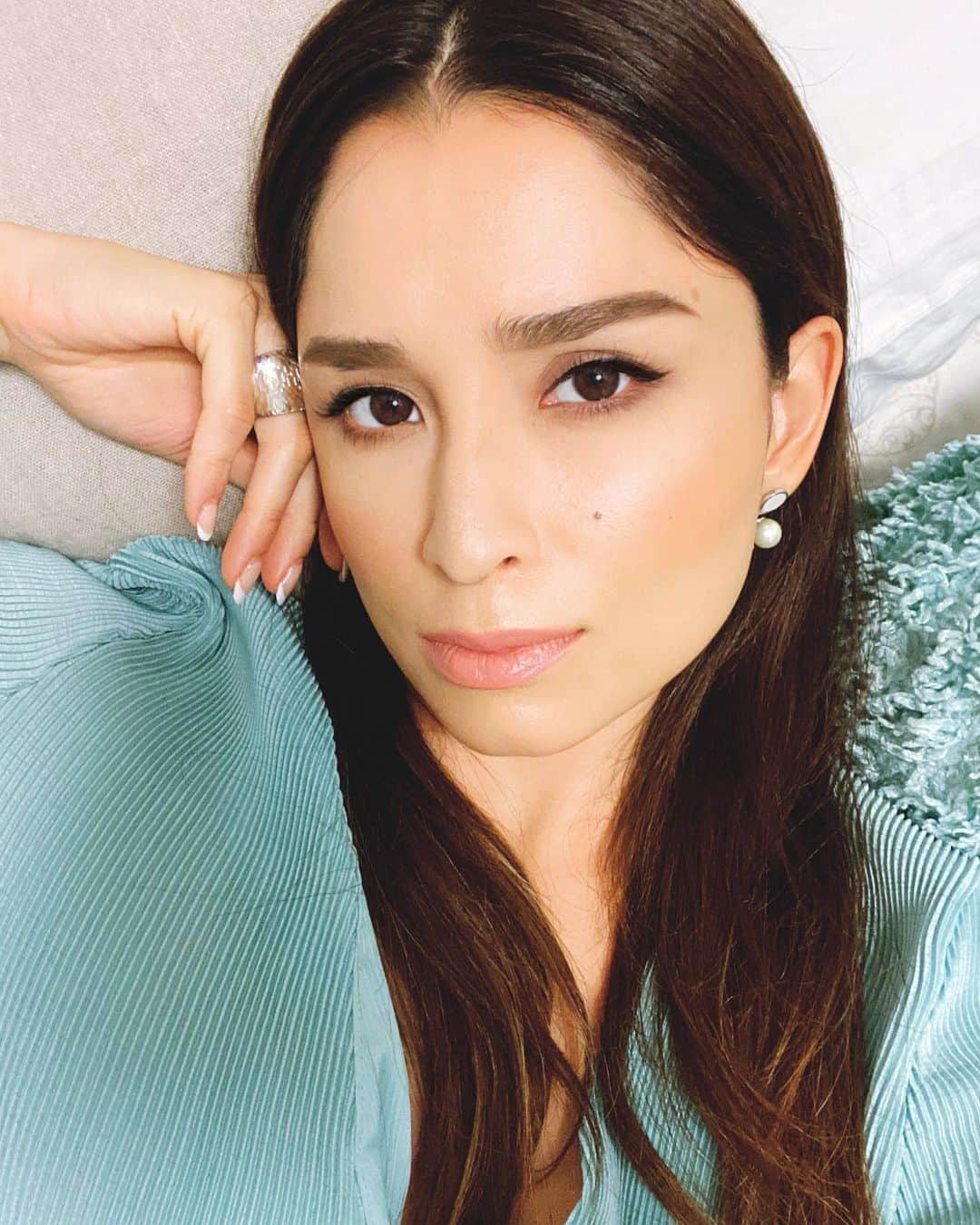 ケリーさんのインスタグラム写真 - (ケリーInstagram)「昨年からお肌のメンテナンスのため @aoi_clinic_ginza @dr.aoi_nakano  通っています👸✨ ・ お肌のケアはピーリングとPRPをやってます。 PRPは半年に一度だけで大丈夫です🙆‍♀️ ￼￼・ 自然にリフトアップさせて、くすみや 毛穴たるみといった老化肌の印象が薄れ、 つややかでなめらかな陶器肌に導きます✨ ・ PRPをやり出してからお肌が 若々しくなってます👸✨💖 ・ @kizu02 お友達がやっているまつげエステを 紹介して頂いて、最近つけまつげをやってます👸✨ ・ つけまつげの目尻と、 自分の目尻を合わせて 付けてくれるのでボリュームと長さが 出て凄く自然❣️ ・ マスカラをあまり塗らなくても大丈夫☺️ ・ いつも足元と手元のネイルをやりながら つけまつげできるから楽🥰🥰🥰 ・ 良く聞かれるんですけど、眉毛は  @m_luce.ginza でアート眉毛を3回やりました！ ・ 眉毛あまり書かなくても凄く楽！😆 しかも、自然😆😃 ・ #beauty#skincare#eyelashes#eyebrows #スキンケア#アート眉毛#アイラシュ」8月21日 11時38分 - kellymisawa