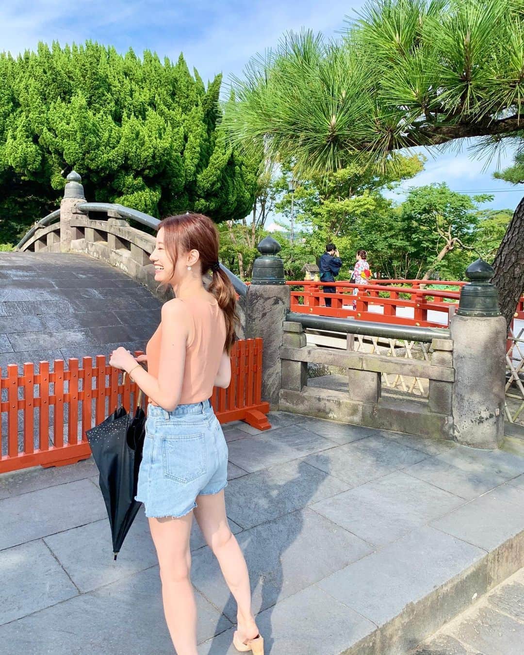 金子実加のインスタグラム：「爆笑🤣💕 笑う事って大事🥰💕 . こんな太陽の下に居て焼けてないのは完全にSPF50のお陰✨✨ . . . . . . . . . #日焼け止め　#spf50 #日傘 #日焼け止めスプレー　#ポニーテール #ショーパン #脚　#美脚　#トレーニング　#美白　#対策　#ダイエット　#目標　#雰囲気 #鎌倉　#夏 #笑顔　#爆笑」