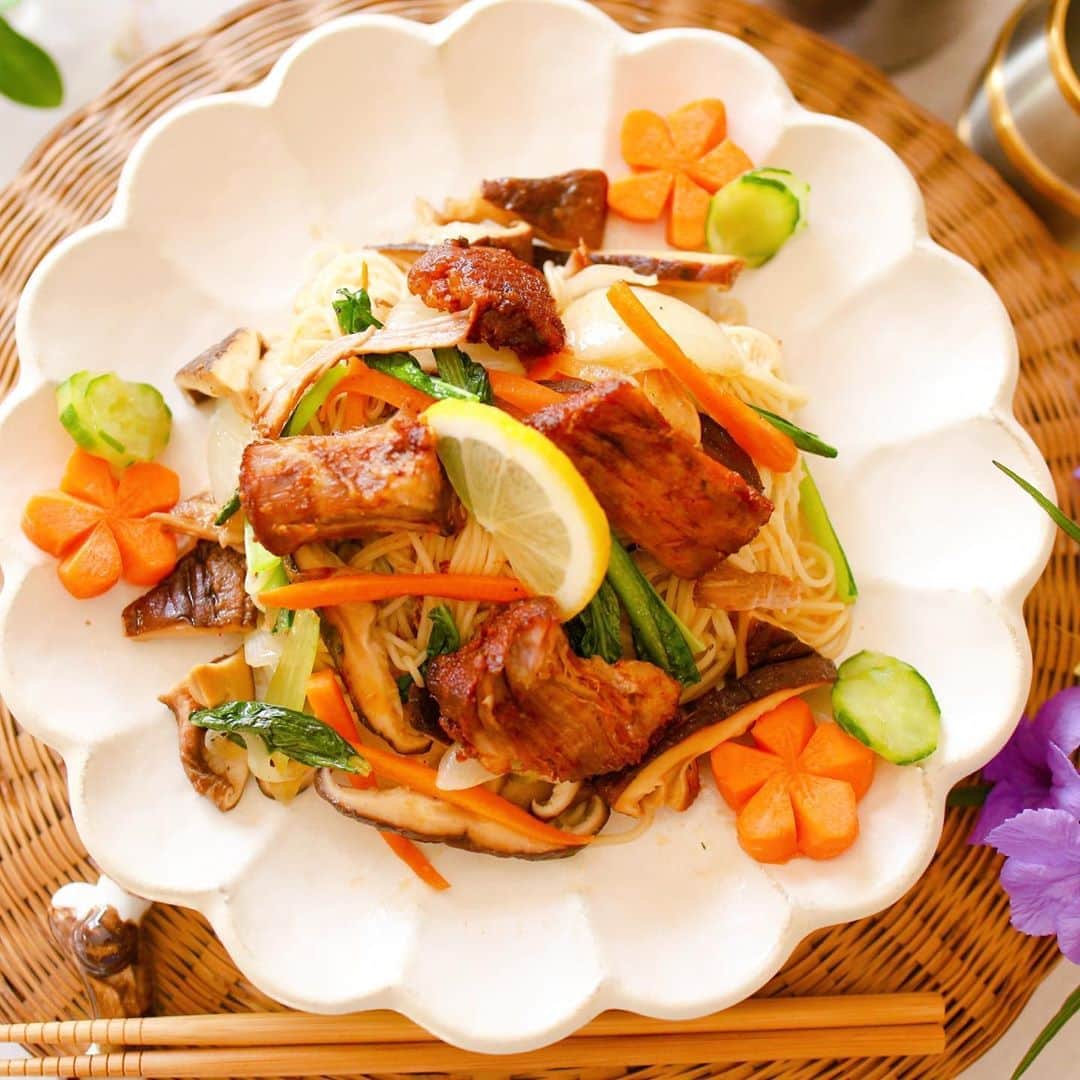 amiさんのインスタグラム写真 - (amiInstagram)「． I made healthy menu for lunch ． 先日のランチに、牛肉のチャプチェ風 を作りましたよ〜♡   糖質0麺の、細麺がチャプチェの 食感に似ているので、これを使って♡  この時期はツルツル食べられる 麺が美味しすぎる😊💓  紀文さんで、毎月1回更新している 「amiのロカボなおうちごはん」❤︎  8月は、こちらの簡単レシピを ご紹介しています😆  こちらからご覧くださいね❤️  https://lowcarb.amebaownd.com/posts/9324617  レシピは @amikuma1219 の ハイライトからも読めます❤︎  ご馳走様でした♡  ． #ロカボメニュー#冷製メニュー#ヘルシーレシピ#おうちカフェ#食器好き#花のある幸せごはん#テーブルコーディネート#テーブルコーデ#ダイエットレシピ#ランチタイム#低糖質#低カロリー#ロカボメニュー#ロカボ#手作りごはん#糖質0麺#紀文 #チャプチェ#エバラこころはずむ手作りごはん」8月21日 11時44分 - amikuma1219