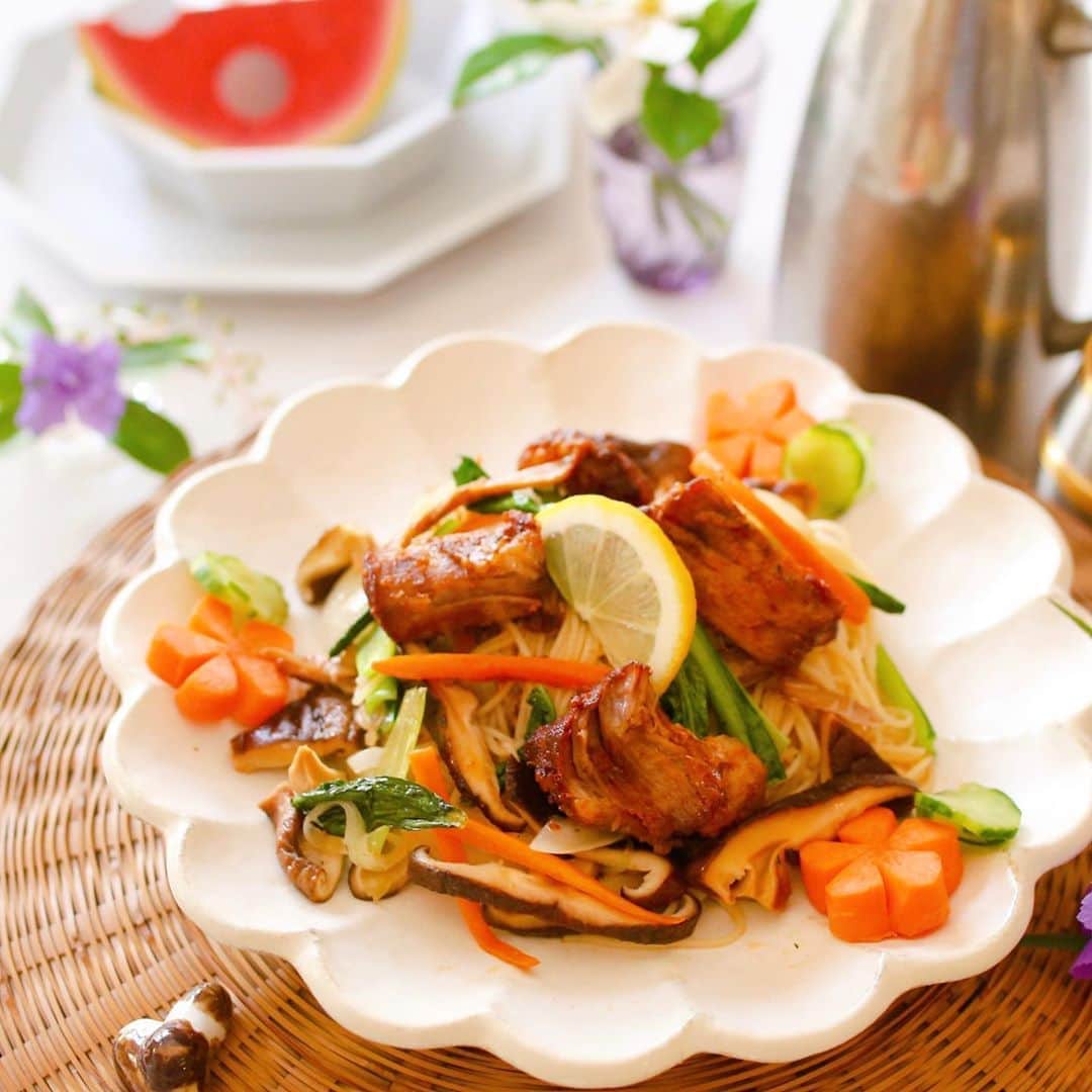 amiさんのインスタグラム写真 - (amiInstagram)「． I made healthy menu for lunch ． 先日のランチに、牛肉のチャプチェ風 を作りましたよ〜♡   糖質0麺の、細麺がチャプチェの 食感に似ているので、これを使って♡  この時期はツルツル食べられる 麺が美味しすぎる😊💓  紀文さんで、毎月1回更新している 「amiのロカボなおうちごはん」❤︎  8月は、こちらの簡単レシピを ご紹介しています😆  こちらからご覧くださいね❤️  https://lowcarb.amebaownd.com/posts/9324617  レシピは @amikuma1219 の ハイライトからも読めます❤︎  ご馳走様でした♡  ． #ロカボメニュー#冷製メニュー#ヘルシーレシピ#おうちカフェ#食器好き#花のある幸せごはん#テーブルコーディネート#テーブルコーデ#ダイエットレシピ#ランチタイム#低糖質#低カロリー#ロカボメニュー#ロカボ#手作りごはん#糖質0麺#紀文 #チャプチェ#エバラこころはずむ手作りごはん」8月21日 11時44分 - amikuma1219