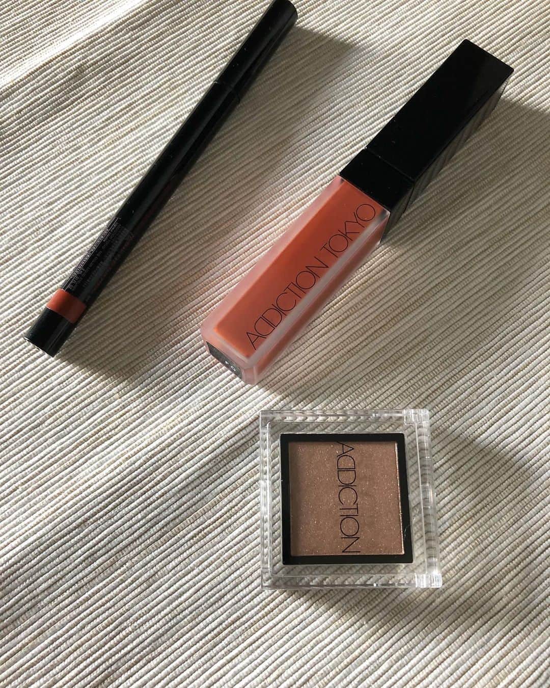 北岡りえのインスタグラム：「秋色🤎  マットリップは　09 (テラコッタみたいなん) にしました💄　みんなお揃い😂  あと撮影用に探してて ザ　アイシャドウ 030 と アイライナー　006 で秋冬イメージに。  気分が上がるので毎日マットリップ塗ってる最近🥺  #マットリップ #addiction」