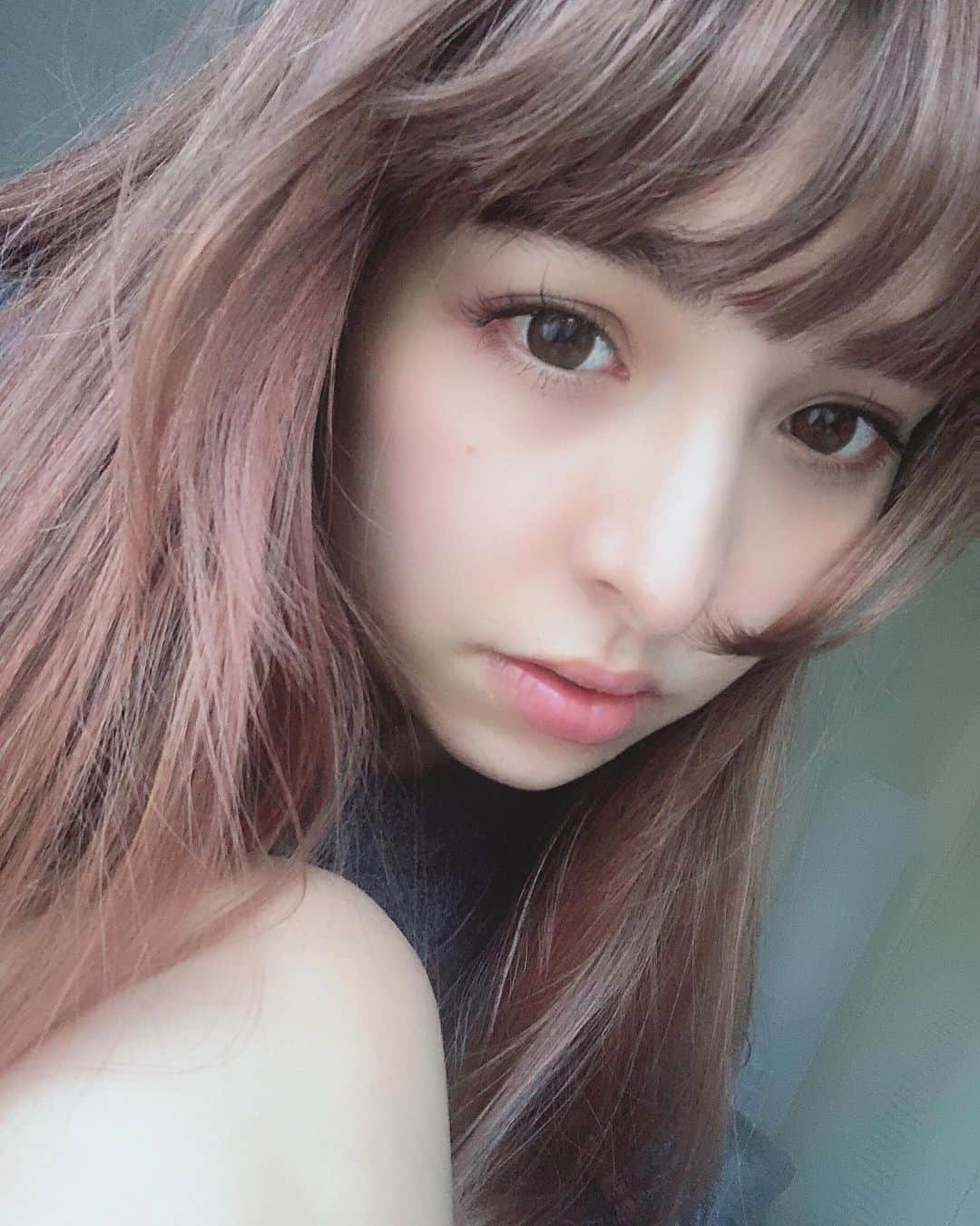 アイシスのインスタグラム：「最近の習慣のおはなし🦷  歯ブラシの洗浄を 最近毎週やってるよ🌈  使った後に コップの中に一包入れて 放置するのだけど、  歯ブラシ後の すっきり感が変わった！ とてもよき🦷 清潔でおすすめ👏🏻  #歯磨き #歯ブラシ洗浄 #ええかんじ #すっきり #寝起きかみのけボリューミー #一日中ボリューミーでいたい #魔法の歯ブラシ除菌pro #お気に入り」