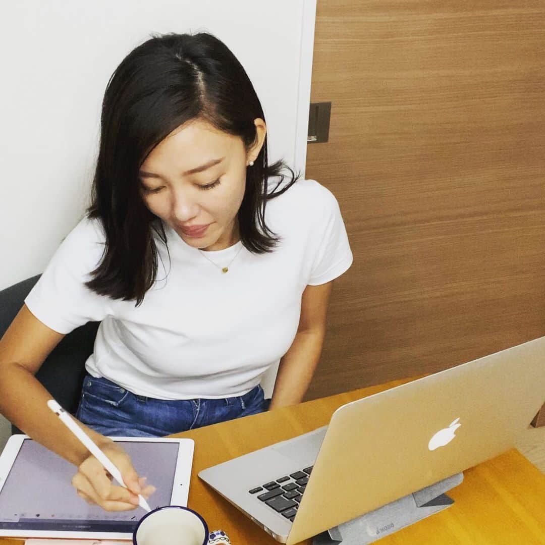 阿部優貴子のインスタグラム：「#あべゆき大学院life  夏休みに入りましたが引き続き、 "ファイナンスのライザップ"と、 大学院生の間で噂の夏期集中授業を受講中👩🏻‍💻な夏を過ごしてます🌞 * 去年ビジネススクールに入って、いっちばん訳わからなかったのが、財務、会計、ファイナンスなどの数字。💰  この春夏は時間もあったので、かなり徹底的に財務ファイナンス系の授業を取りまくり、猛特訓！  本当に、ようやく、、、、、少しずつ、、点と点がつながるようになってきました。。！ そしたらですね。 まるで今までとは別人のように勉強が楽しく！！！！🥳👏👏  こんなに勉強が楽しいと思ったのは、いつぶりでしょう！！！！笑 自分で自分にびっくり！！！ 昔からこういう姿勢で勉強できていたら良かったのになぁとつくづく感じる今日この頃です😅  * 👉完全にApple社🍎製品にハックされた、わたしのデスク😇 オンラインも悪くないですよ🙆‍♀️  #夏休み2020 #20代最後の夏 #社会人大学院生 #ビジネススクール」