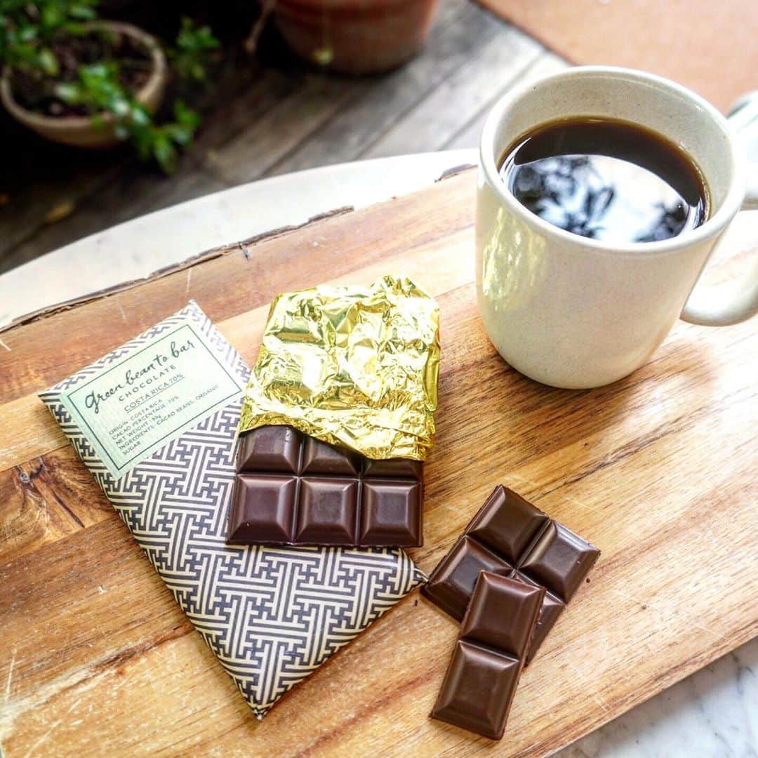 のインスタグラム：「⠀ ⠀ ⠀ ⠀  ほっとひといき、チョコレートとコーヒーで 休憩しませんか☕️ ⠀ ⠀ コスタリカ産チョコレートの持つコーヒーの様な風味は、まさにコーヒーとのペアリングに最適です。 ⠀ ⠀ コーヒー好きの方にギフトで差し上げてみては…🍫 ⠀  #greenbeantobarchocolate  #beantobar #japanesebeantobar #chocolat #chocolate #craftchocolate #allhandmade #nakameguro #tenjin #cacao #cafe#カカオ #グリーンビーントゥバーチョコレート #中目黒  #日本橋 #天神 #チョコレート #ビーントゥバー #カフェ #ボンボンチョコレート#京都新風館」