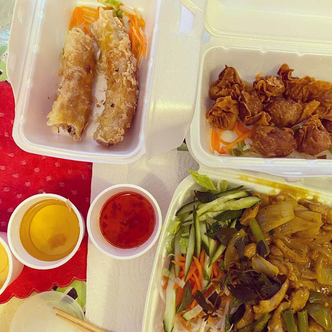 サイモンとマルティナのインスタグラム：「A small assortment of meals, both homemade & from Le Uber during 14 days in quarantine:  1. Vietnamese Cha Gio & Bún chả 2. shrimp-broccoli stir fry 3. cheddar & potato pierogi with steamed Ontario corn 4.raw veggies & cottage cheese plate 5. steel cut oats + local summer berries 6. hummus & baba ganoush served with flat bread  7. good ol’ fashion hot dogs on the BBQ 🌭🇨🇦  Whatcha been eating lately?」