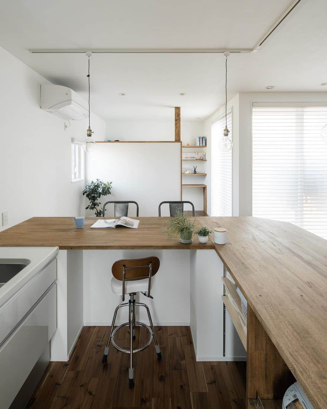 ルポハウス一級建築士事務所さんのインスタグラム写真 - (ルポハウス一級建築士事務所Instagram)「・ ・ ・ キッチン横に書斎コーナーを。 ・ ＬＤＫの開放感を保ちつつ、ちょっとした秘密基地の空間をつくりました。 ・ ・ ・ 𓐌𓐌𓐌𓐌𓐌𓐌𓐌𓐌𓐌𓐌𓐌𓐌𓐌𓐌𓐌𓐌𓐌𓐌  ルポハウスの施工事例はこちらまで☞ @reposhouse  𓐌𓐌𓐌𓐌𓐌𓐌𓐌𓐌𓐌𓐌𓐌𓐌𓐌𓐌𓐌𓐌𓐌𓐌 #ルポハウス は#ちょっとかっこいい家 を"友人のために" という思いでつくっています。 一生に一度の#マイホーム。 「あなたにしかできない」×「ルポハウスだからできる」で、 私たちだけの#家づくり を思いっきり楽しんでみませんか？！ ・ ・ ・ #住宅 #注文住宅 #新築一戸建て #デザイナーズ住宅  #一級建築士事務所 #設計事務所 #滋賀県大津市 #滋賀県草津市 #書斎コーナー #ワークスペース #書斎 #書斎スペース #防湿庫 #インテリアグリーンのある暮らし」8月21日 12時03分 - reposhouse