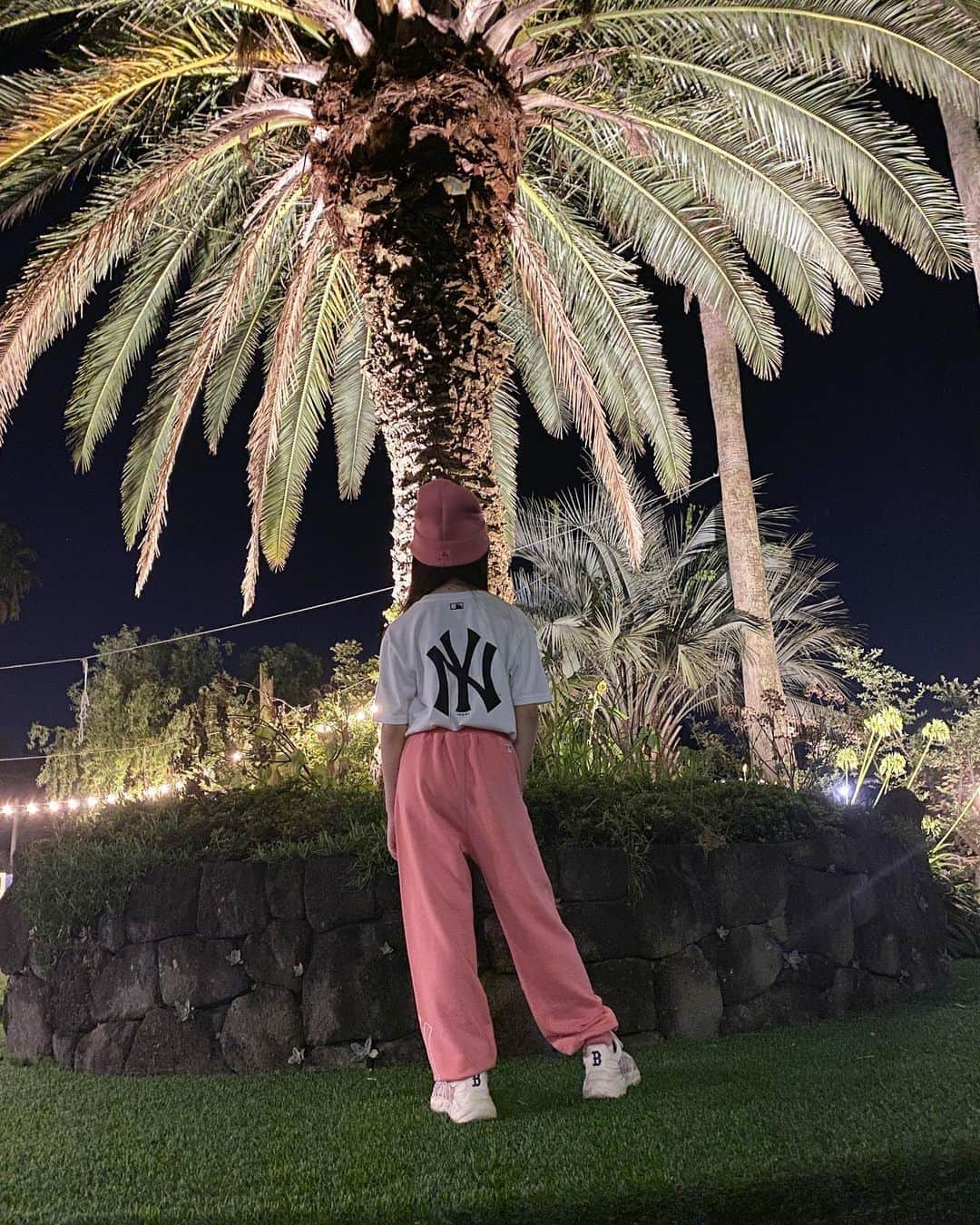 ウンチェさんのインスタグラム写真 - (ウンチェInstagram)「#협찬 제주로 출장왔어요🌴  은채의 공항룩은 , 머리부터 발끝까지  톤온톤으로 깔맞춤 🤘🏻 - - - -  #머리부터발끝까지 @mlbkids_kr  #MLBKIDS #SUPERFANKIDS  #MLB키즈맨투맨 #톤온톤 #깔맞춤  #키즈맨투맨 #아동맨투맨 #유아맨투맨  #ootd #키즈패션 #공항룩 #핑쿠핑쿠  #키즈모델 #아역배우 #이은채 #Eunchae」8月21日 12時04分 - __leehye