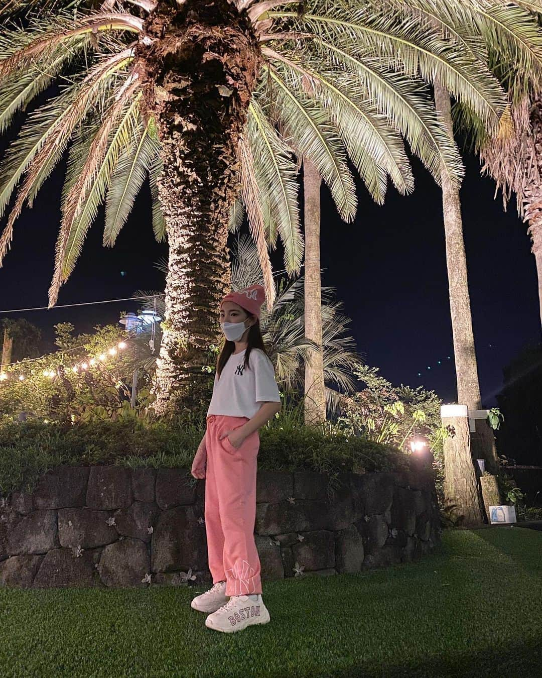 ウンチェさんのインスタグラム写真 - (ウンチェInstagram)「#협찬 제주로 출장왔어요🌴  은채의 공항룩은 , 머리부터 발끝까지  톤온톤으로 깔맞춤 🤘🏻 - - - -  #머리부터발끝까지 @mlbkids_kr  #MLBKIDS #SUPERFANKIDS  #MLB키즈맨투맨 #톤온톤 #깔맞춤  #키즈맨투맨 #아동맨투맨 #유아맨투맨  #ootd #키즈패션 #공항룩 #핑쿠핑쿠  #키즈모델 #아역배우 #이은채 #Eunchae」8月21日 12時04分 - __leehye