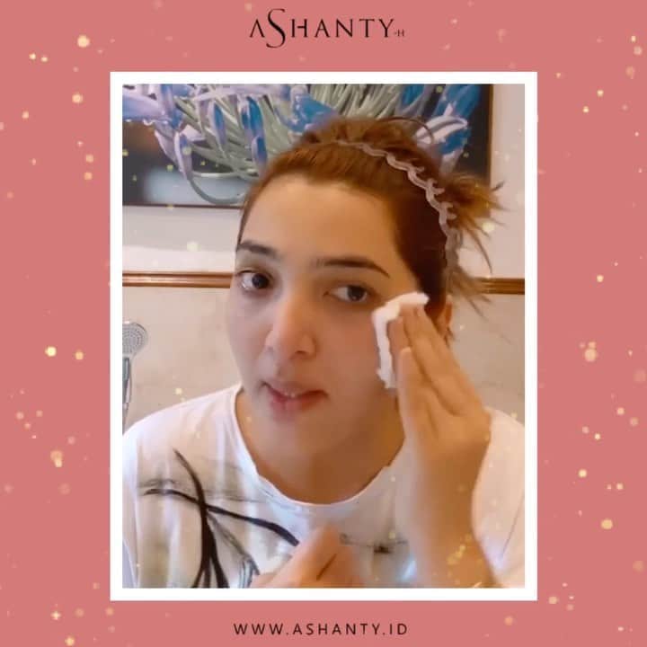 ASHANTY BEAUTY CREAM OFFICIALのインスタグラム：「Ingin wajah cerah dan sehat ? Pastikan kamu menggunakan perawatan wajah yang tepat yaa Ladies, jangan hanya melihat dati harga tapi juga kualitasnya ✨  Ashanty beauty cream memberikan perawatan terbaik untuk kulit wajahmu, membuat wajah lebih sehat, cerah dan berseri ✨  ______________________________ Informasi dan pemesanan  Ashanty Beauty Cream  WA: 081287388885 WA: 081293823950 WA: 087778489900 WaA: 085781140354 ⚡️ Fast Respons Click Link On Bio Instagram @ashantyid ❣️ ______________________________ #ashantybeautycream #creamashanty #skincareashanty #skincare #skincareartis #skincarelokal #creamwajah #creamperawatanwajah #obatjerawat #jerawat #kosmetik #krimwajah #creamwajah #whiteningcream #ashantyid #ashanty #ahha #kepastian #aurelhermansyah」