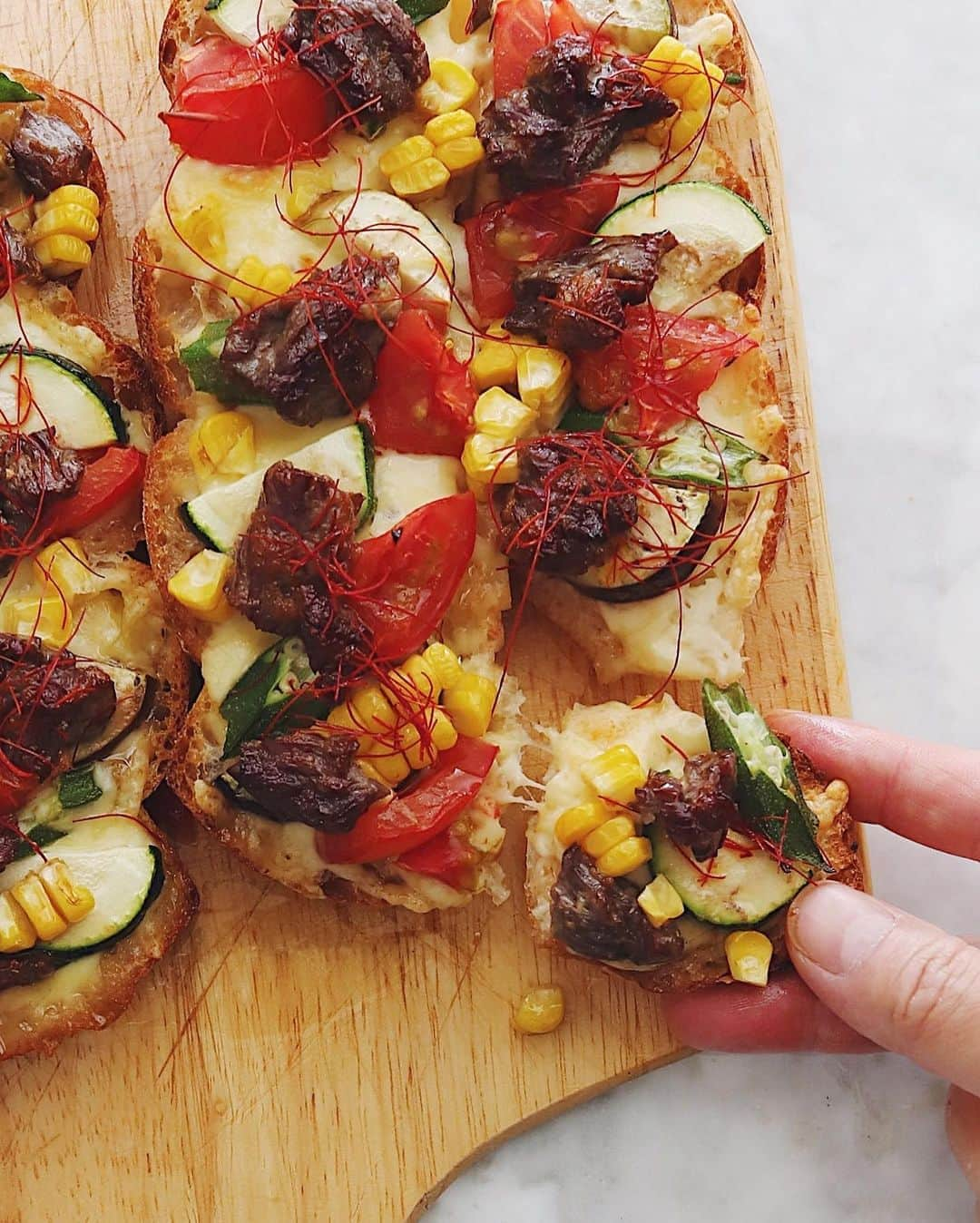 樋口正樹さんのインスタグラム写真 - (樋口正樹Instagram)「Yakiniku Pizza Toast . 牛肉と夏野菜のせて 焼いたピザトースト。 . タカキベーカリーの 石窯ちぎりフランス、 上下を半分にカット、 ピザチーズ、夏野菜、 タレを絡めた牛肉を のせ、ごま油をかけ、 トースターで焼いて、 糸唐辛子トッピング。 暑いけど焼き立てが 最高においしいです。 . パン切りナイフを使わないで美味しく食べれるのが「#石窯ちぎりフランス」の良いところだけど、パン切りナイフでこうやって切ると、面積の大きな断面ができるので多くのトッピングが楽しめるピザにぴったり。夏の週末に元気の出る食材をトッピングしてお楽しみください。 👉@takaki_bakery_official . . #石窯ちぎりフランス #焼肉ピザ #夏野菜ピザ #ピザトースト #ピザパン #石窯パン #パン部 #パンのある生活 #パン部 #パンスタグラム #パン大好き #パン好きな人と繋がりたい#takakibakery #pizzatoast #yakiniku」8月21日 12時10分 - higuccini